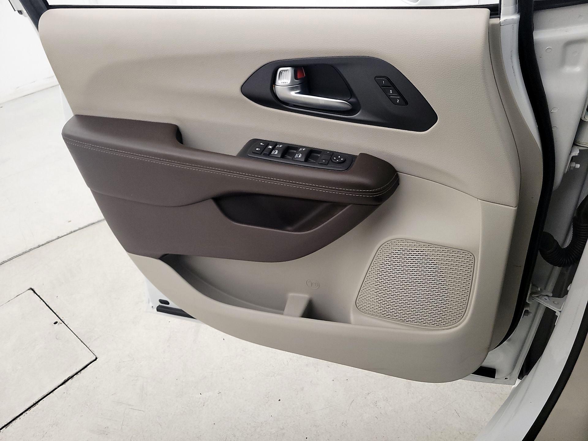 Thumbnail: 2020 Chrysler Pacifica - 12