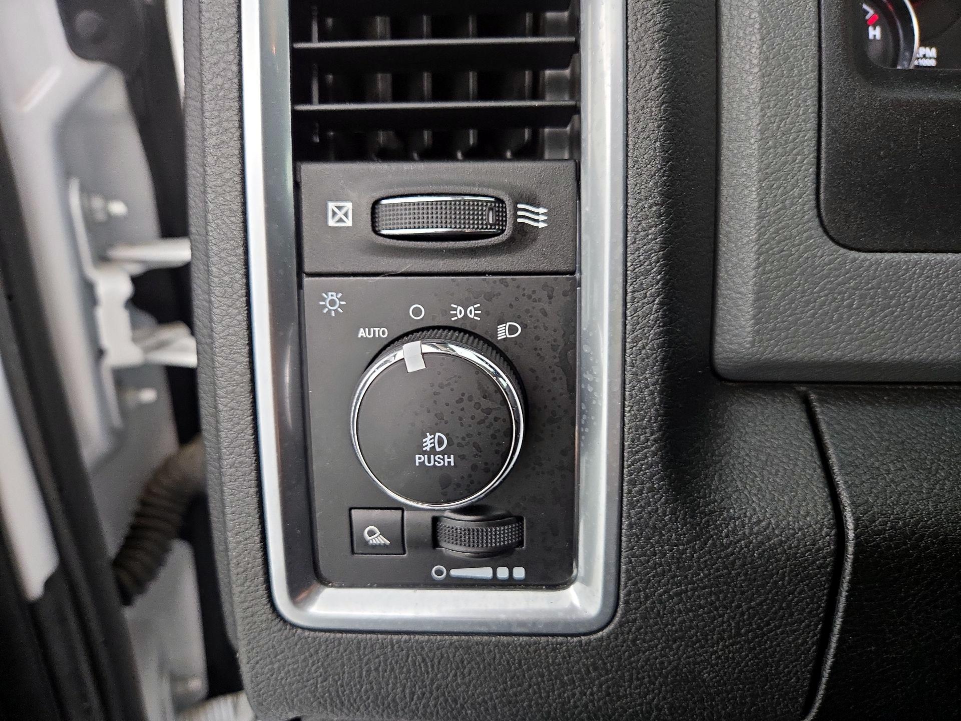 Thumbnail: 2019 RAM 1500 Classic - 13