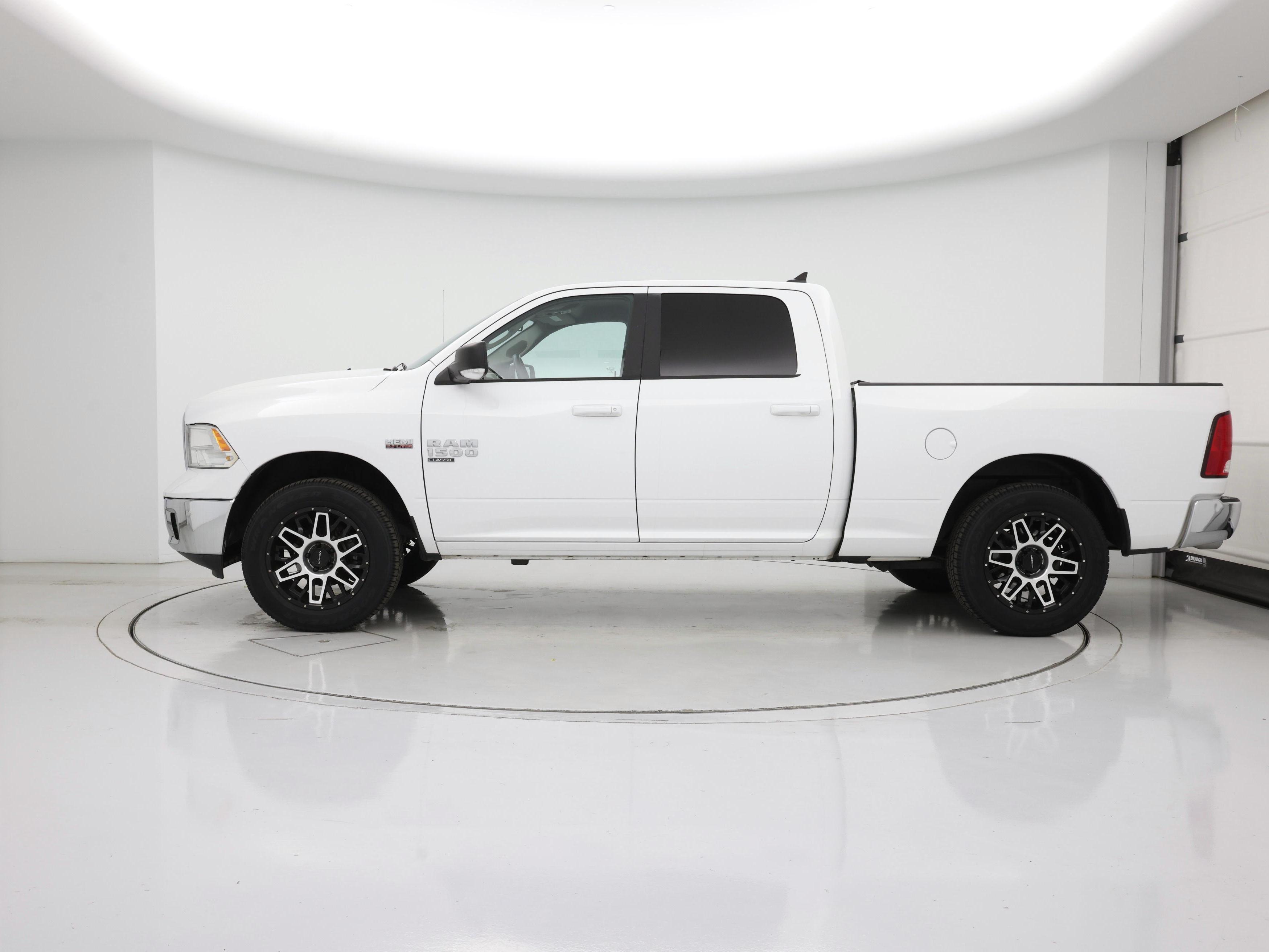 Thumbnail: 2019 RAM 1500 Classic - 3