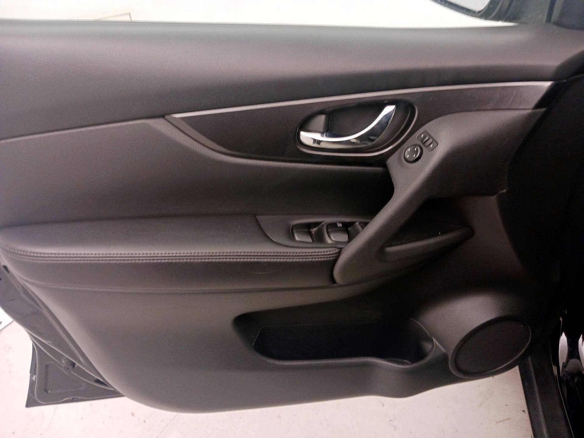 Thumbnail: 2017 Nissan Rogue - 12
