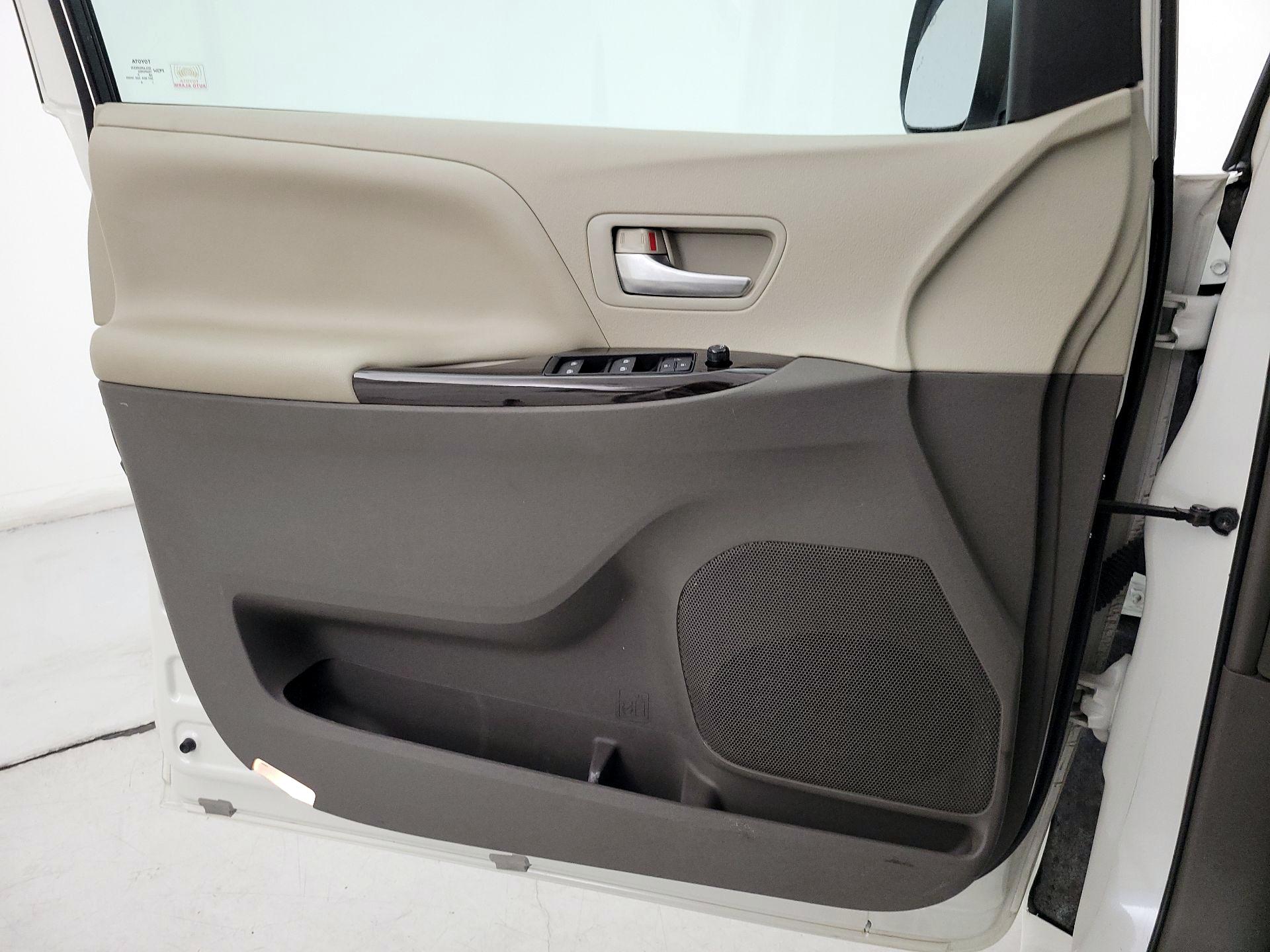 Thumbnail: 2015 Toyota Sienna - 12