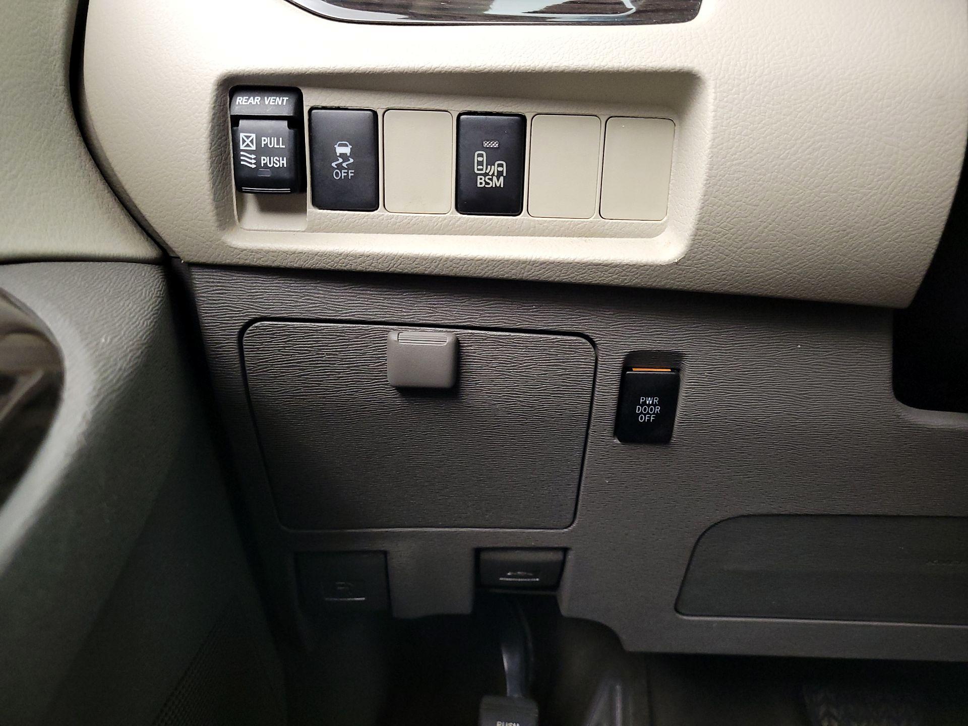 Thumbnail: 2015 Toyota Sienna - 13