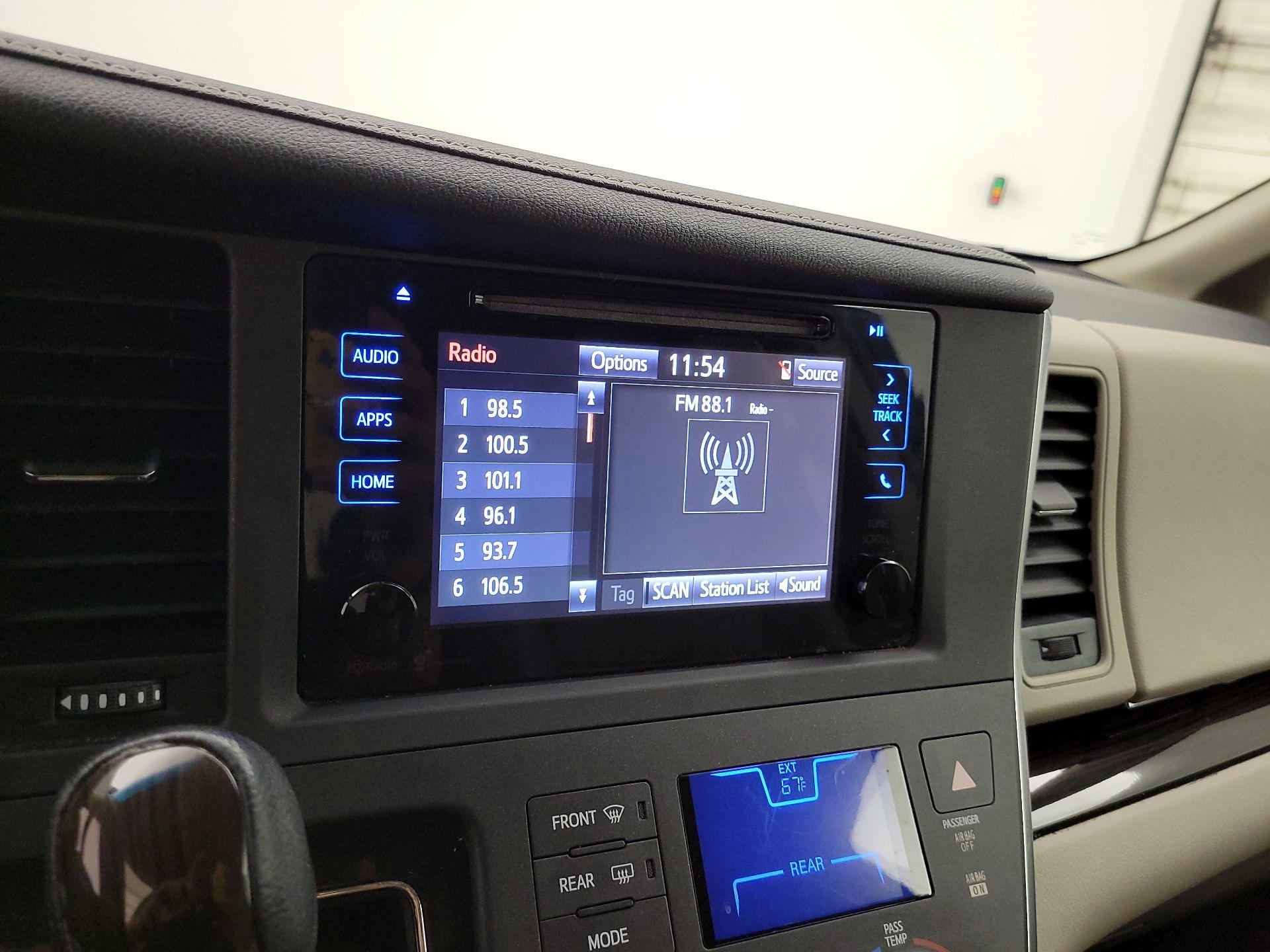 Thumbnail: 2015 Toyota Sienna - 15