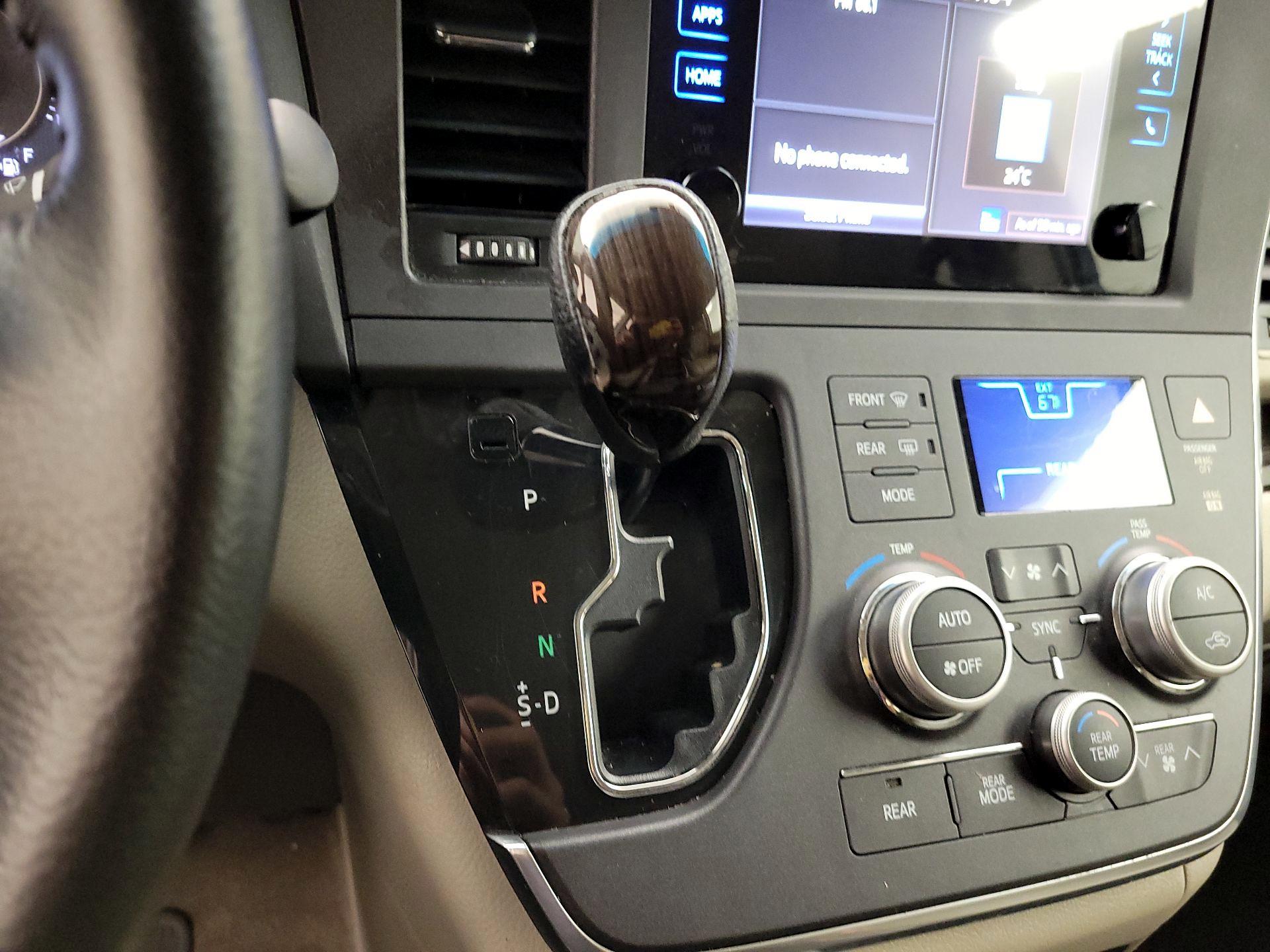 Thumbnail: 2015 Toyota Sienna - 17