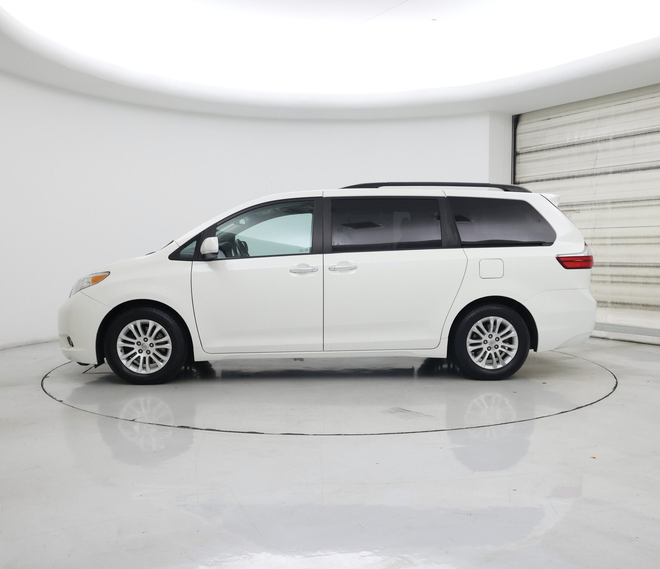 Thumbnail: 2015 Toyota Sienna - 3