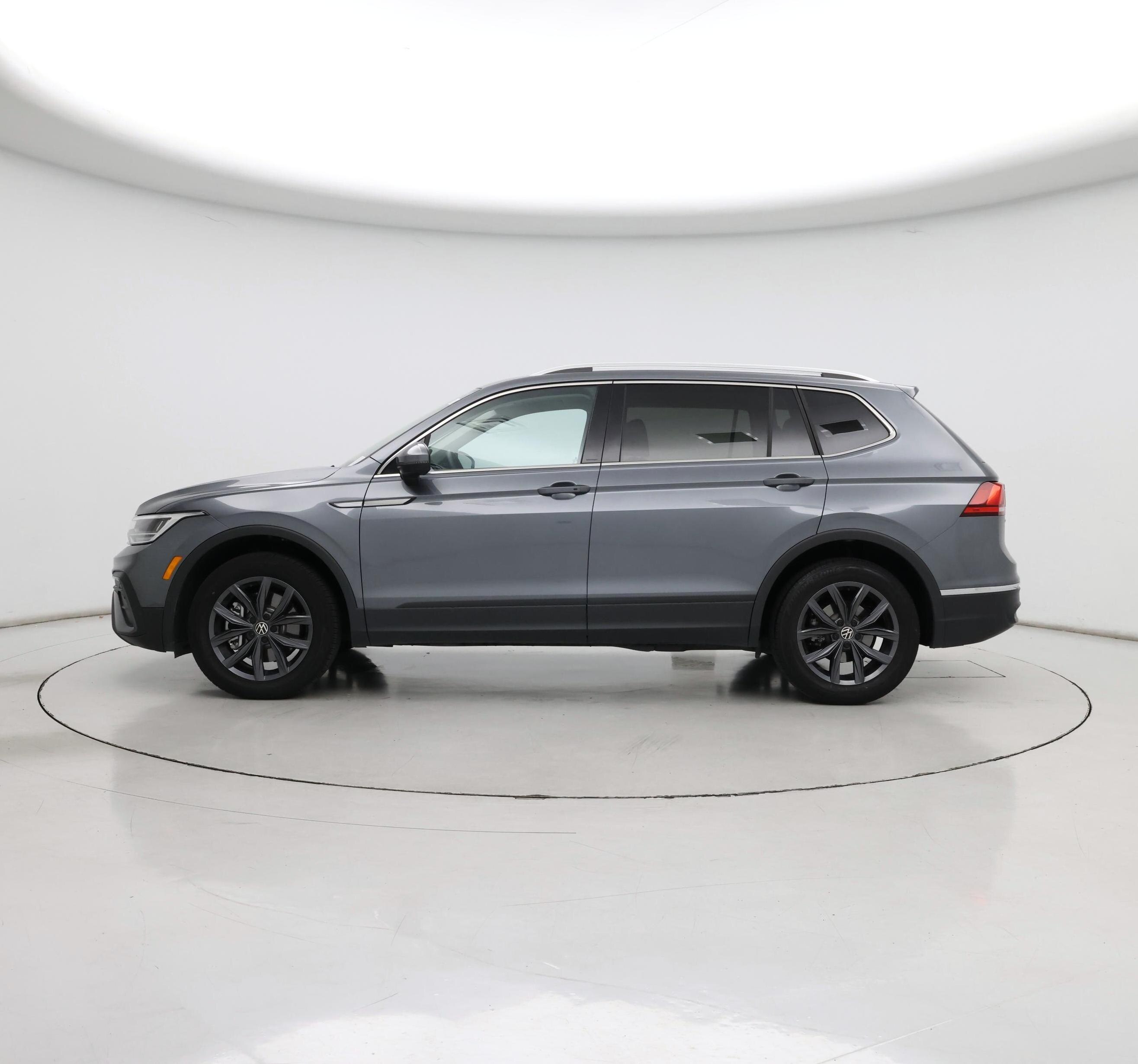 Thumbnail: 2023 Volkswagen Tiguan - 3