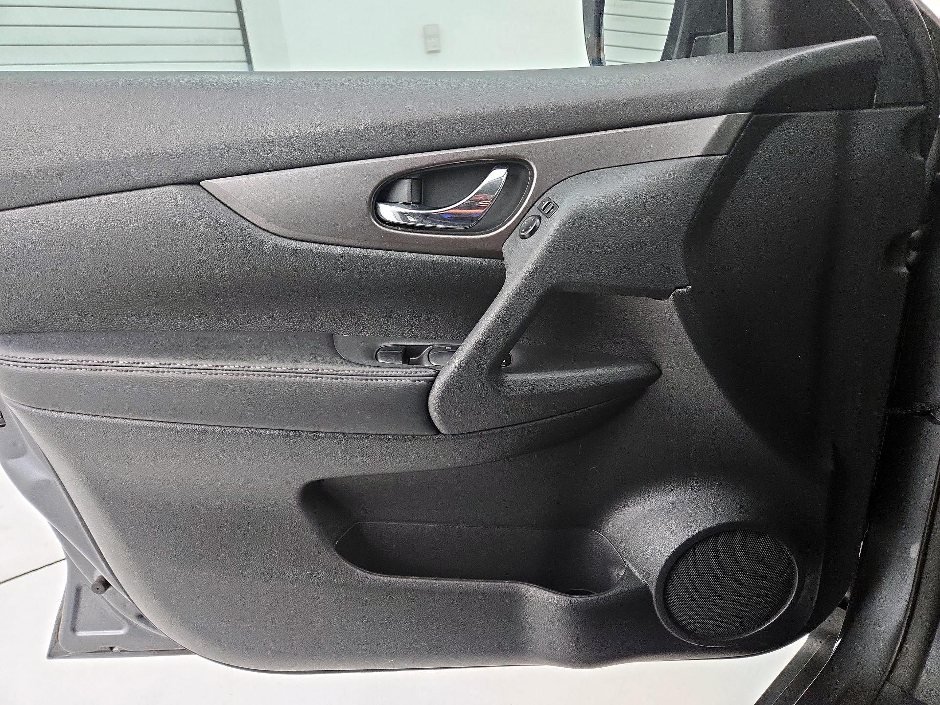 Thumbnail: 2016 Nissan Rogue - 12