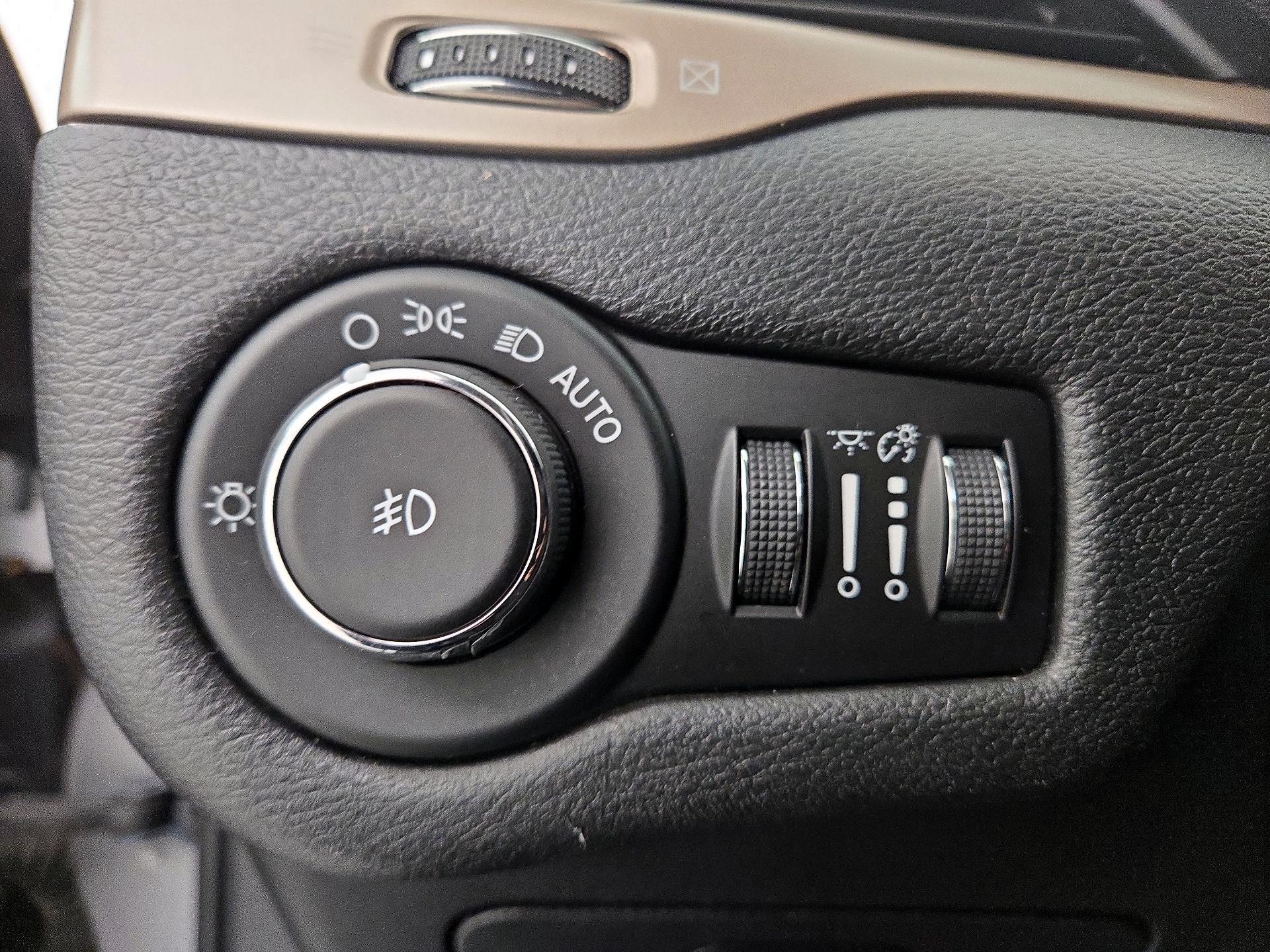 Thumbnail: 2017 Jeep Cherokee - 11