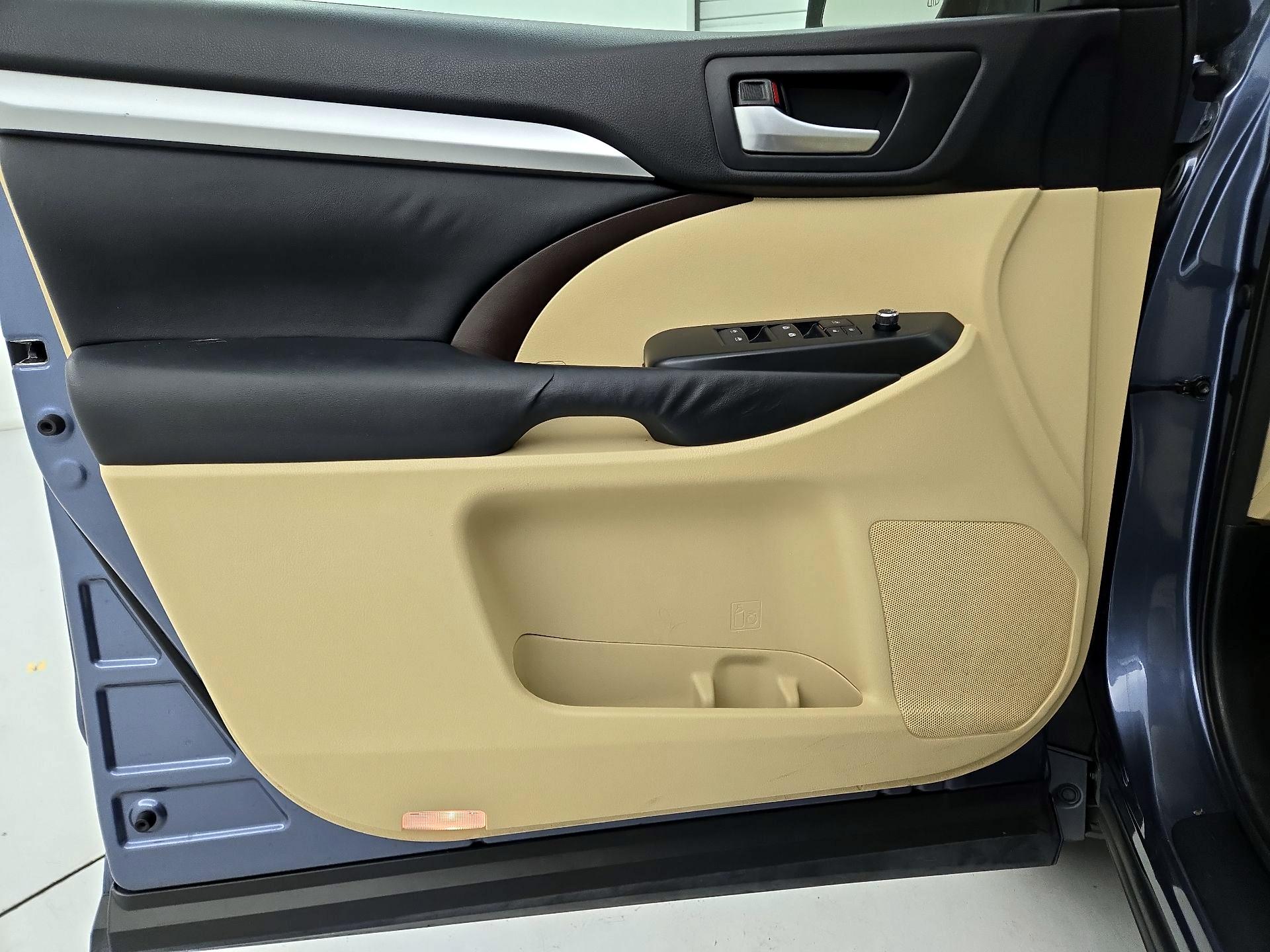 Thumbnail: 2015 Toyota Highlander - 10