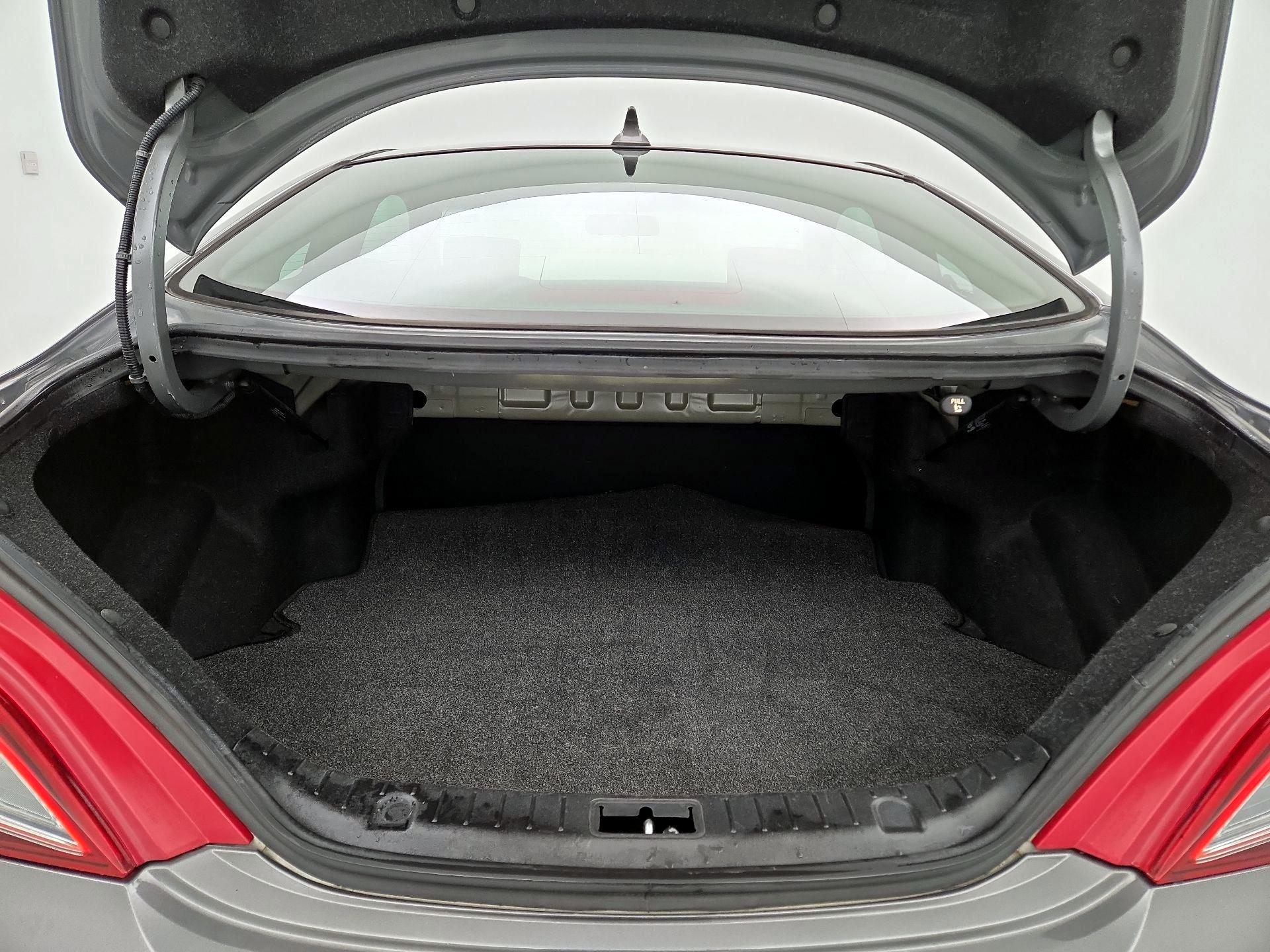 Thumbnail: 2013 Hyundai Genesis - 19