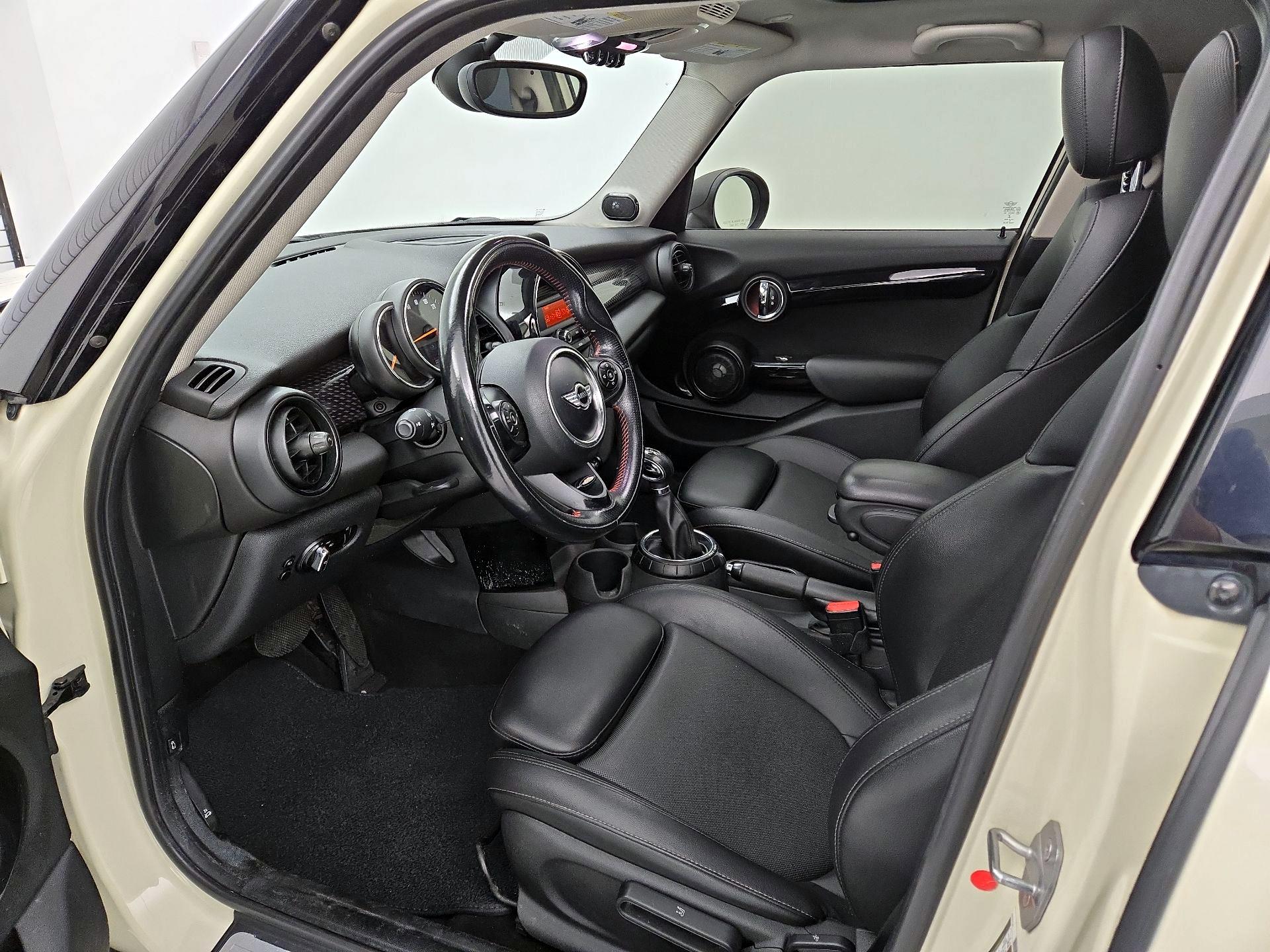 Thumbnail: 2016 MINI Cooper Hardtop - 9