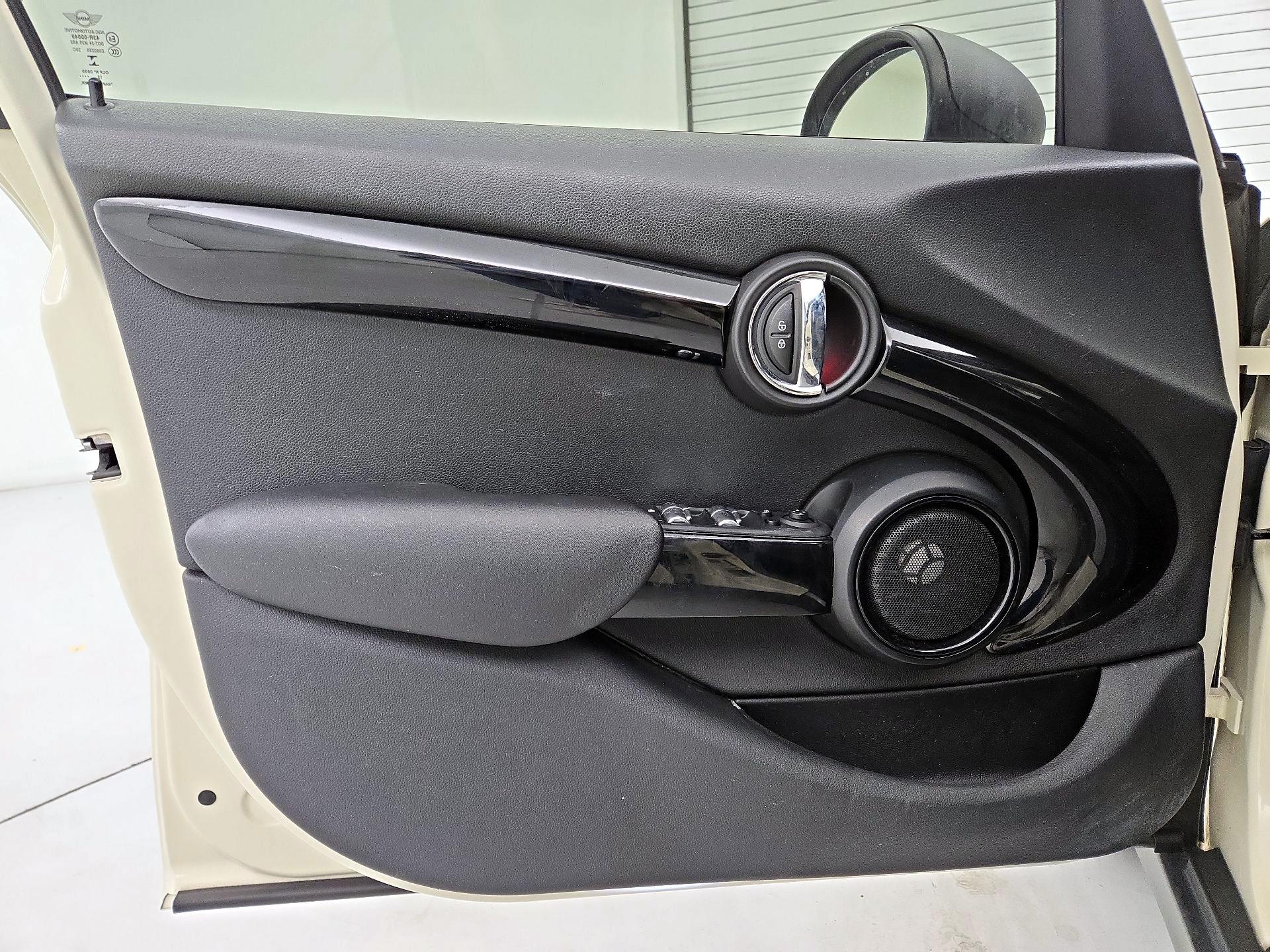 Thumbnail: 2016 MINI Cooper Hardtop - 10