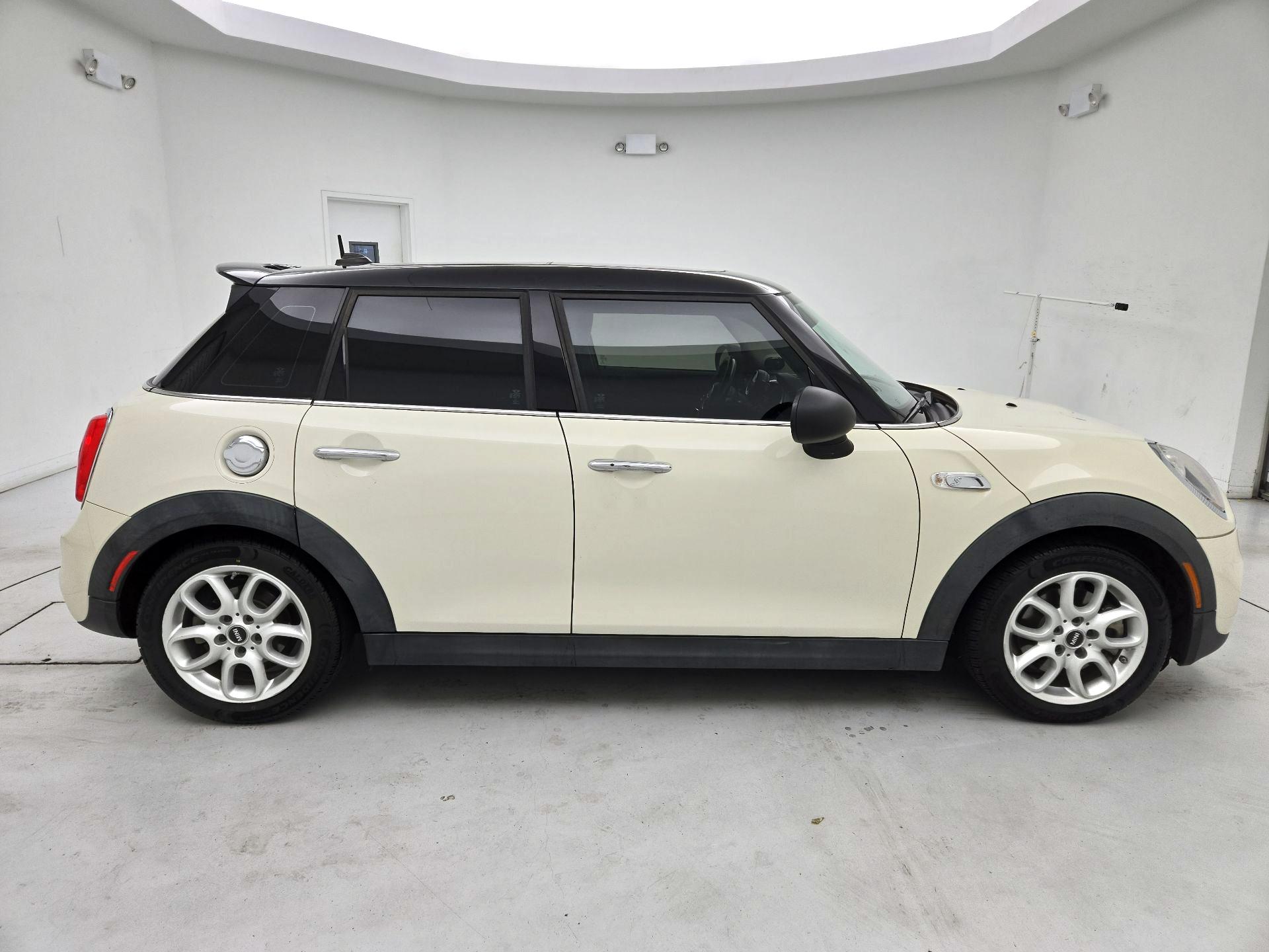 Thumbnail: 2016 MINI Cooper Hardtop - 4