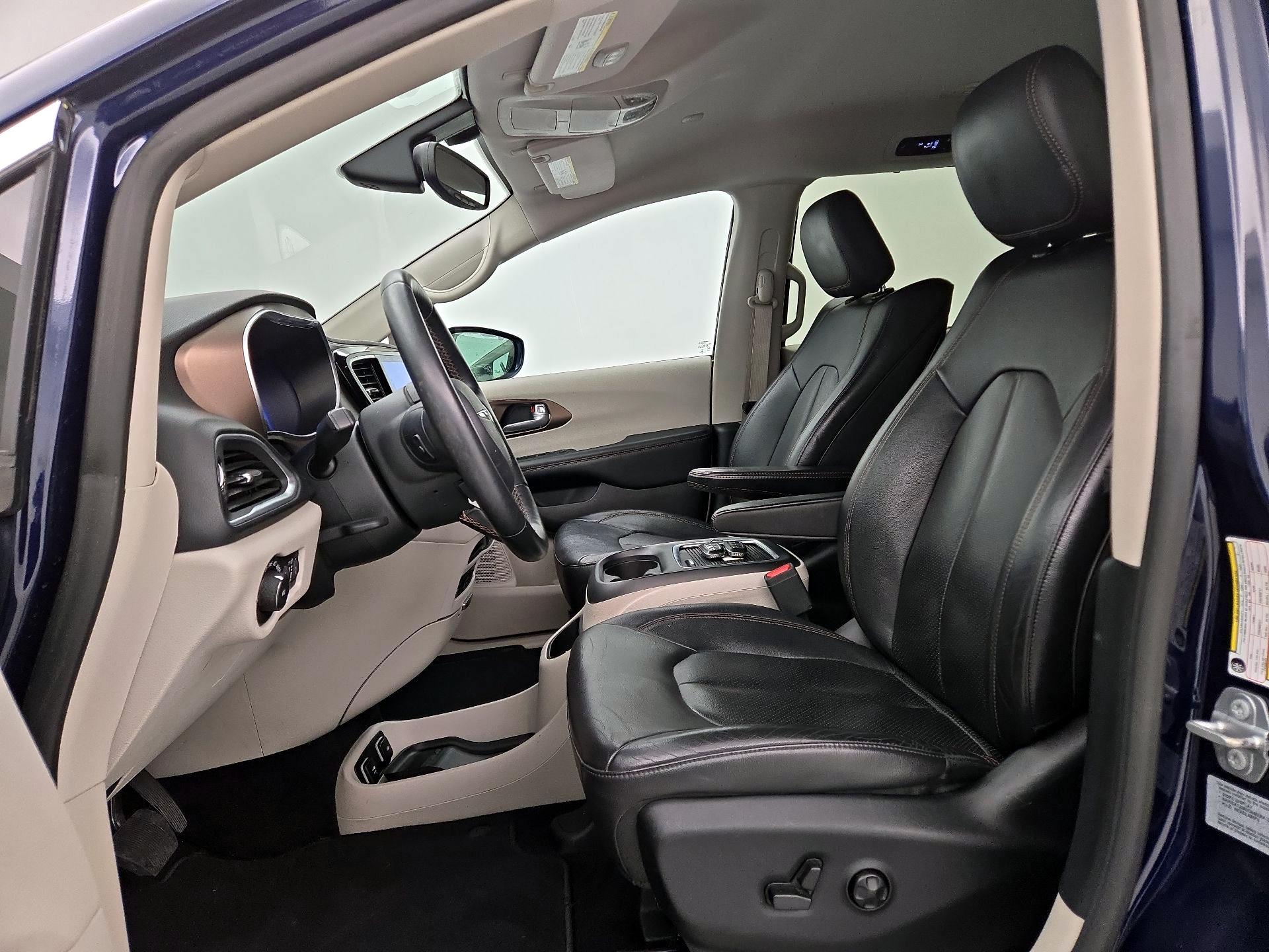 Thumbnail: 2017 Chrysler Pacifica - 9