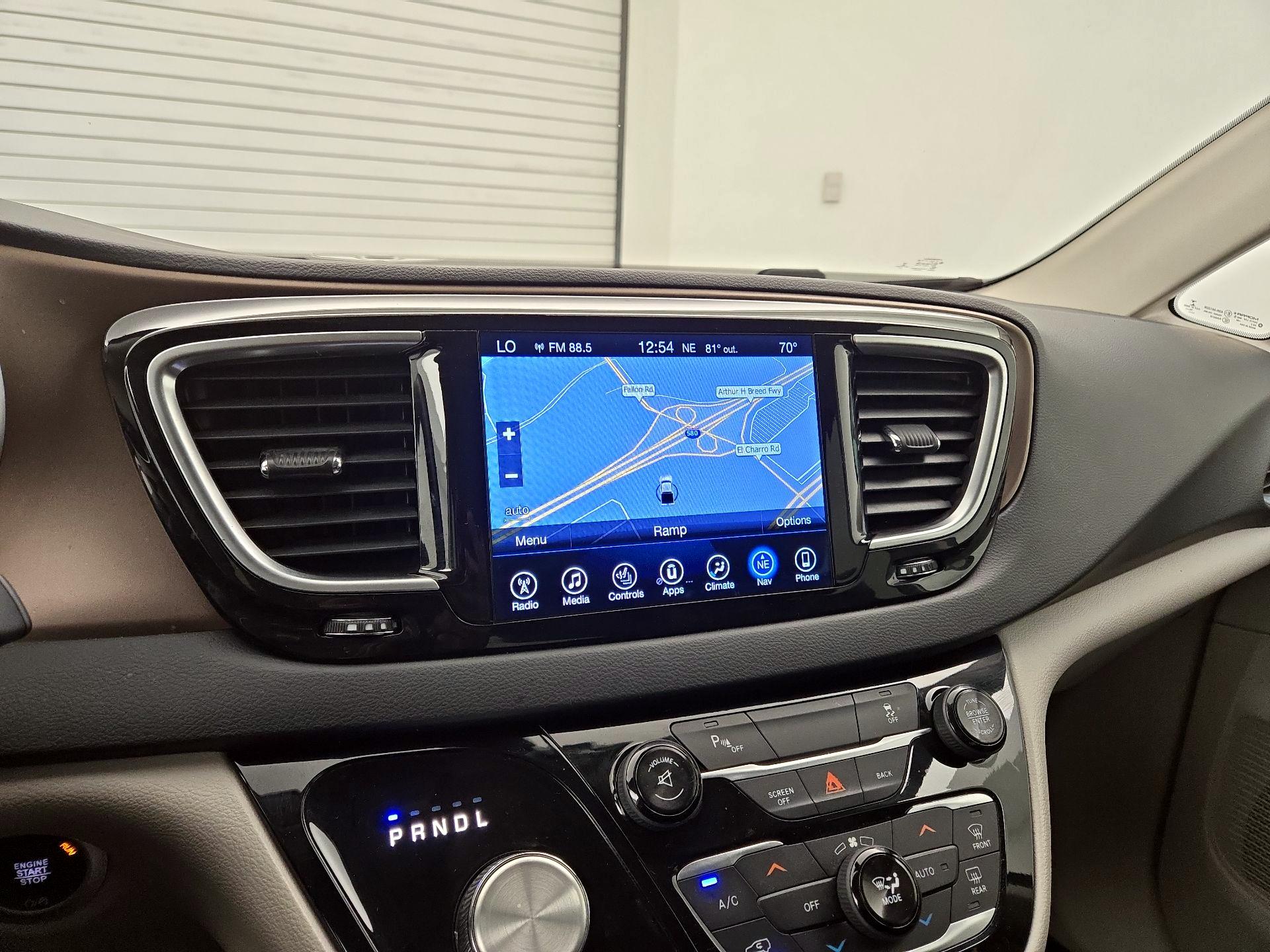 Thumbnail: 2017 Chrysler Pacifica - 12