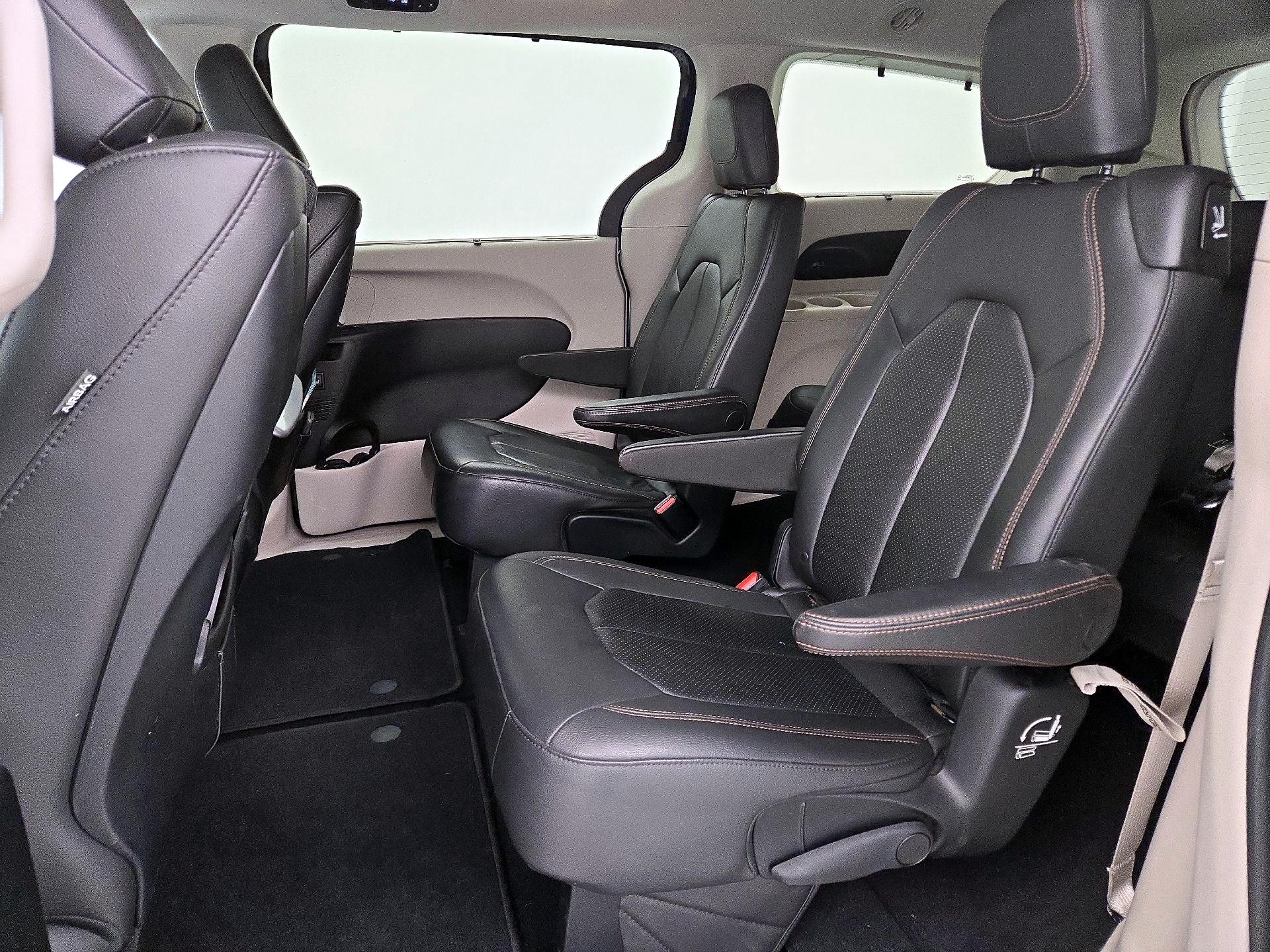Thumbnail: 2017 Chrysler Pacifica - 18