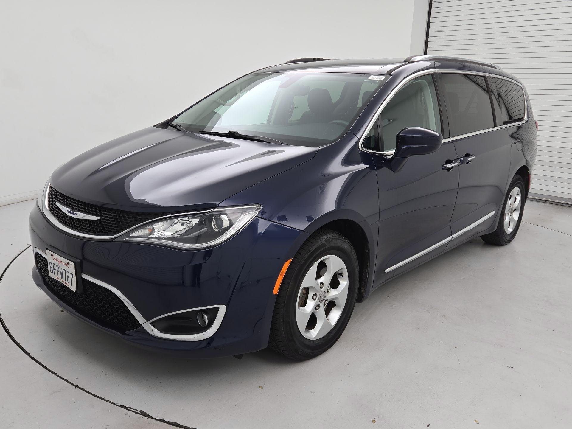 Thumbnail: 2017 Chrysler Pacifica - 3
