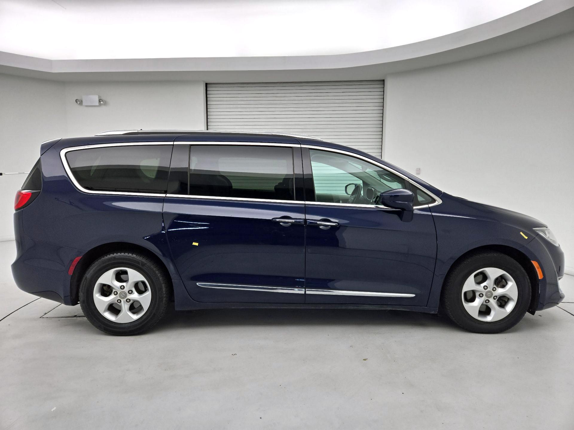 Thumbnail: 2017 Chrysler Pacifica - 4