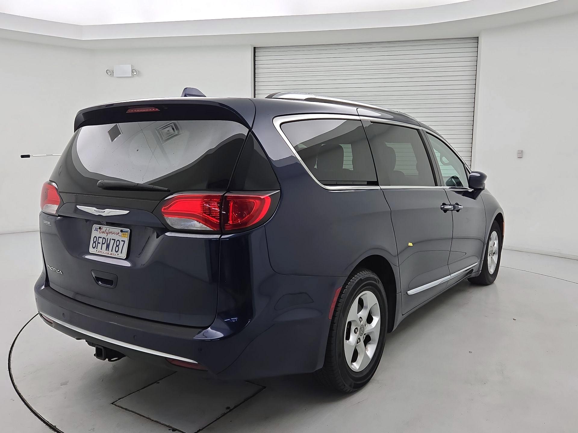 Thumbnail: 2017 Chrysler Pacifica - 5