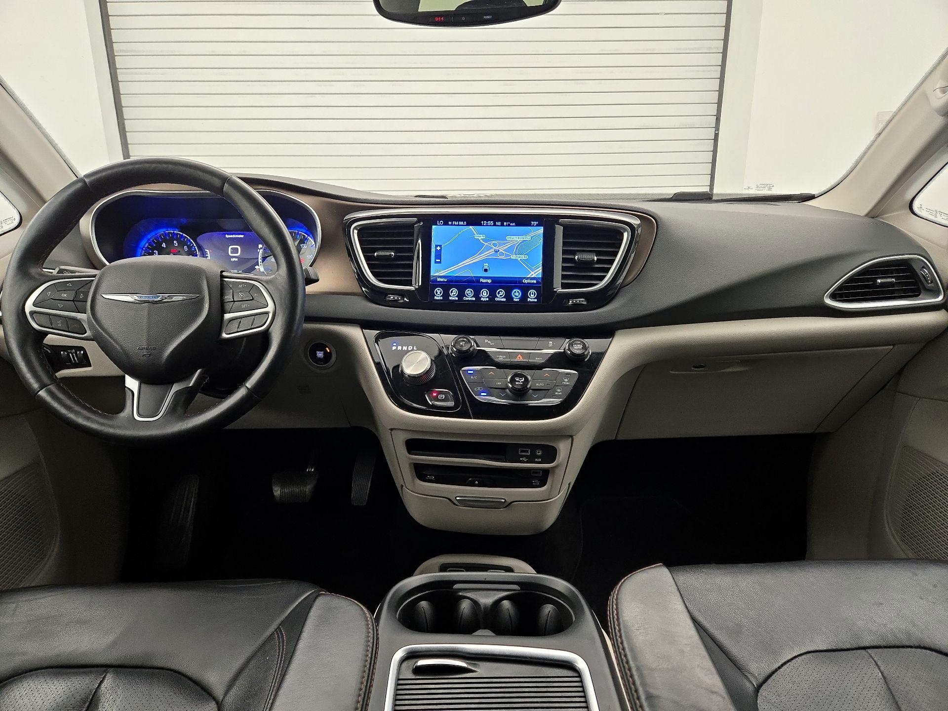 Thumbnail: 2017 Chrysler Pacifica - 8