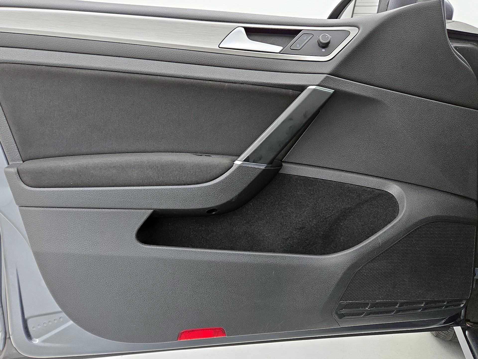 Thumbnail: 2016 Volkswagen Golf - 12