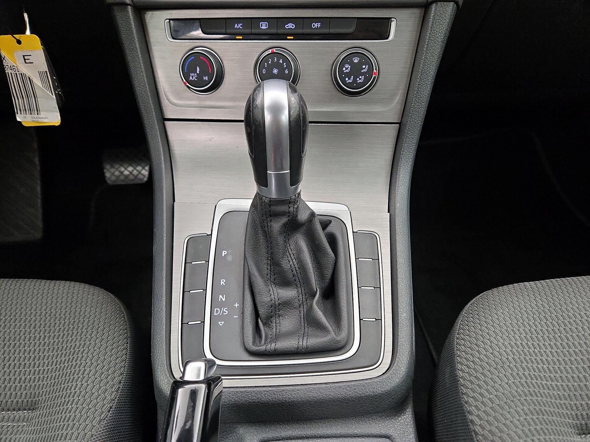 Thumbnail: 2016 Volkswagen Golf - 17
