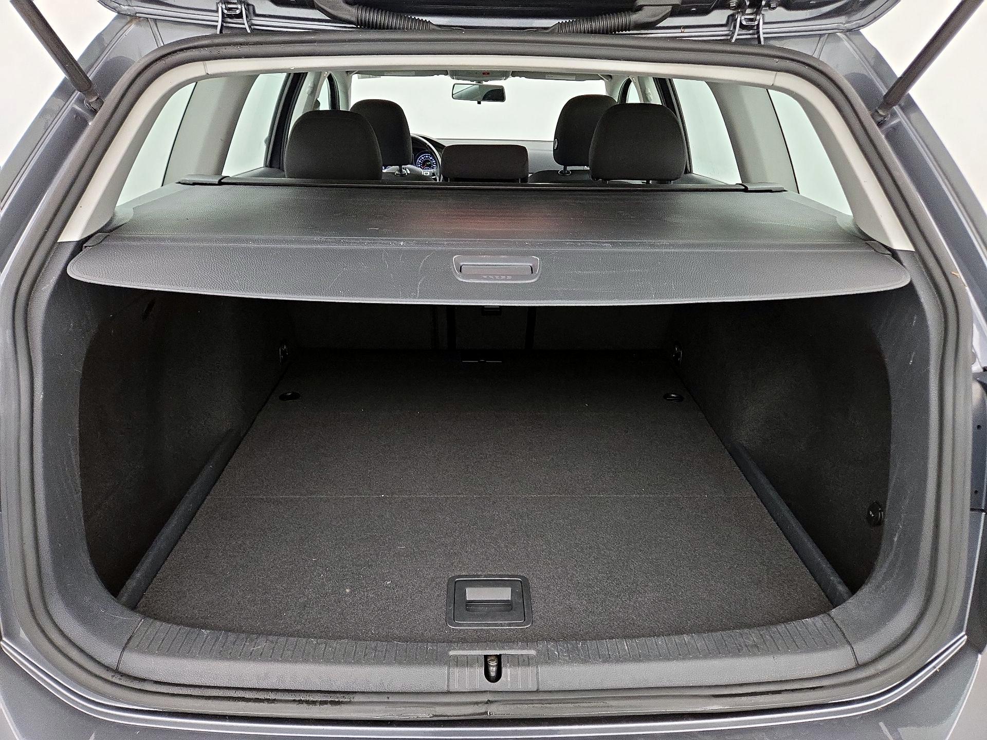 Thumbnail: 2016 Volkswagen Golf - 20