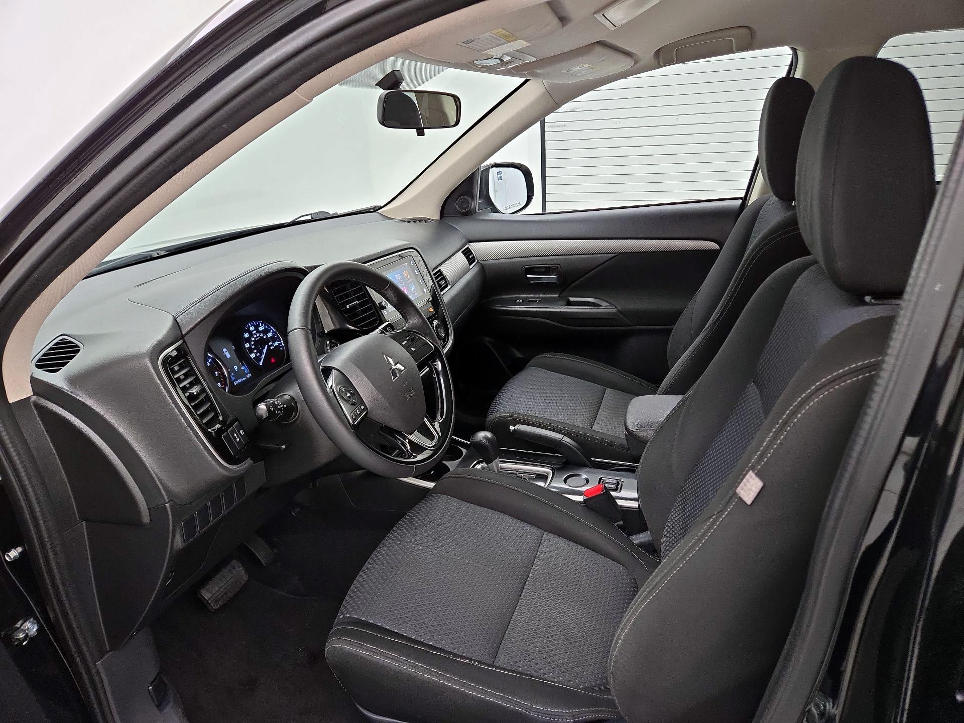 Thumbnail: 2017 Mitsubishi Outlander - 11