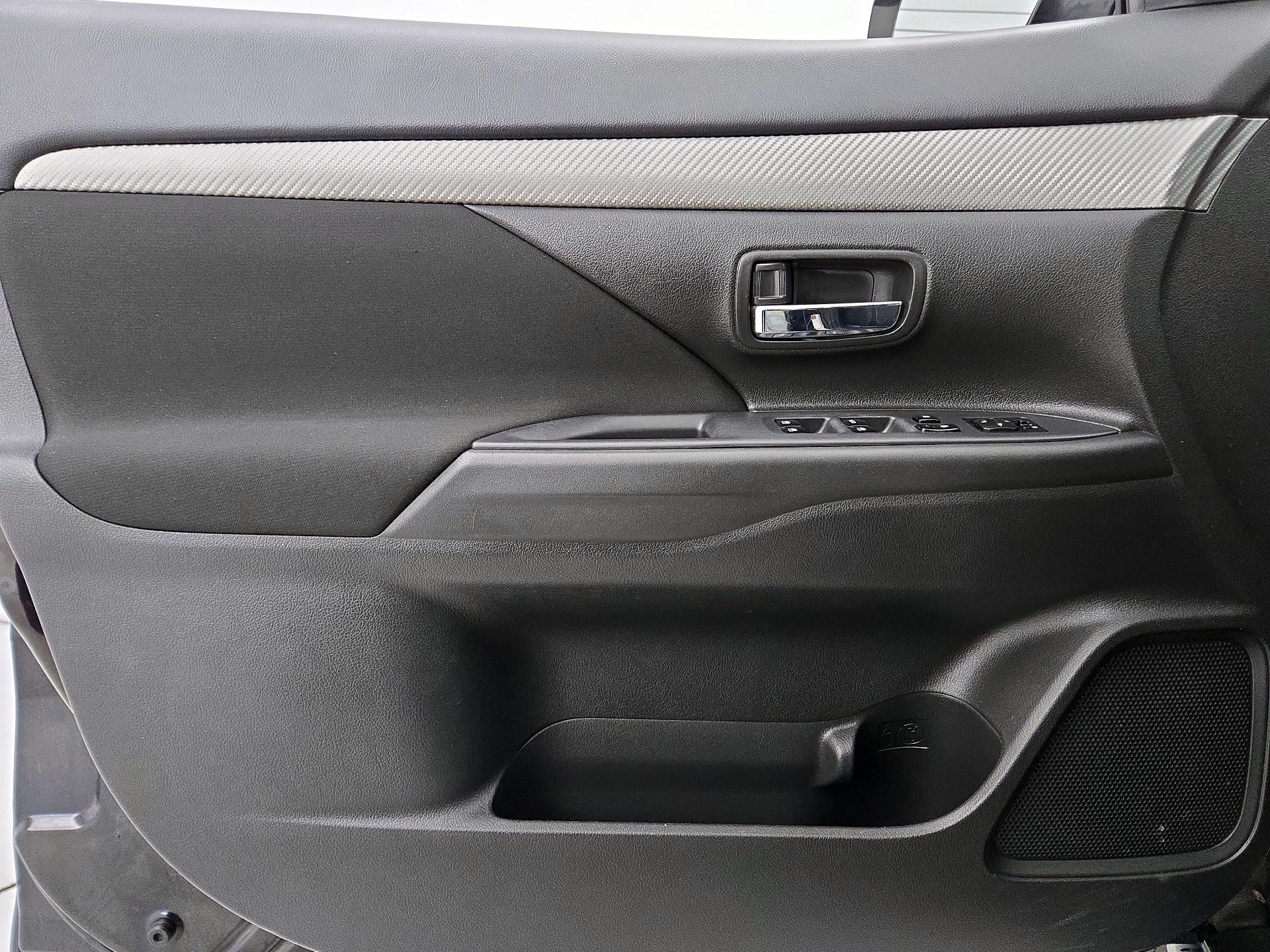 Thumbnail: 2017 Mitsubishi Outlander - 12