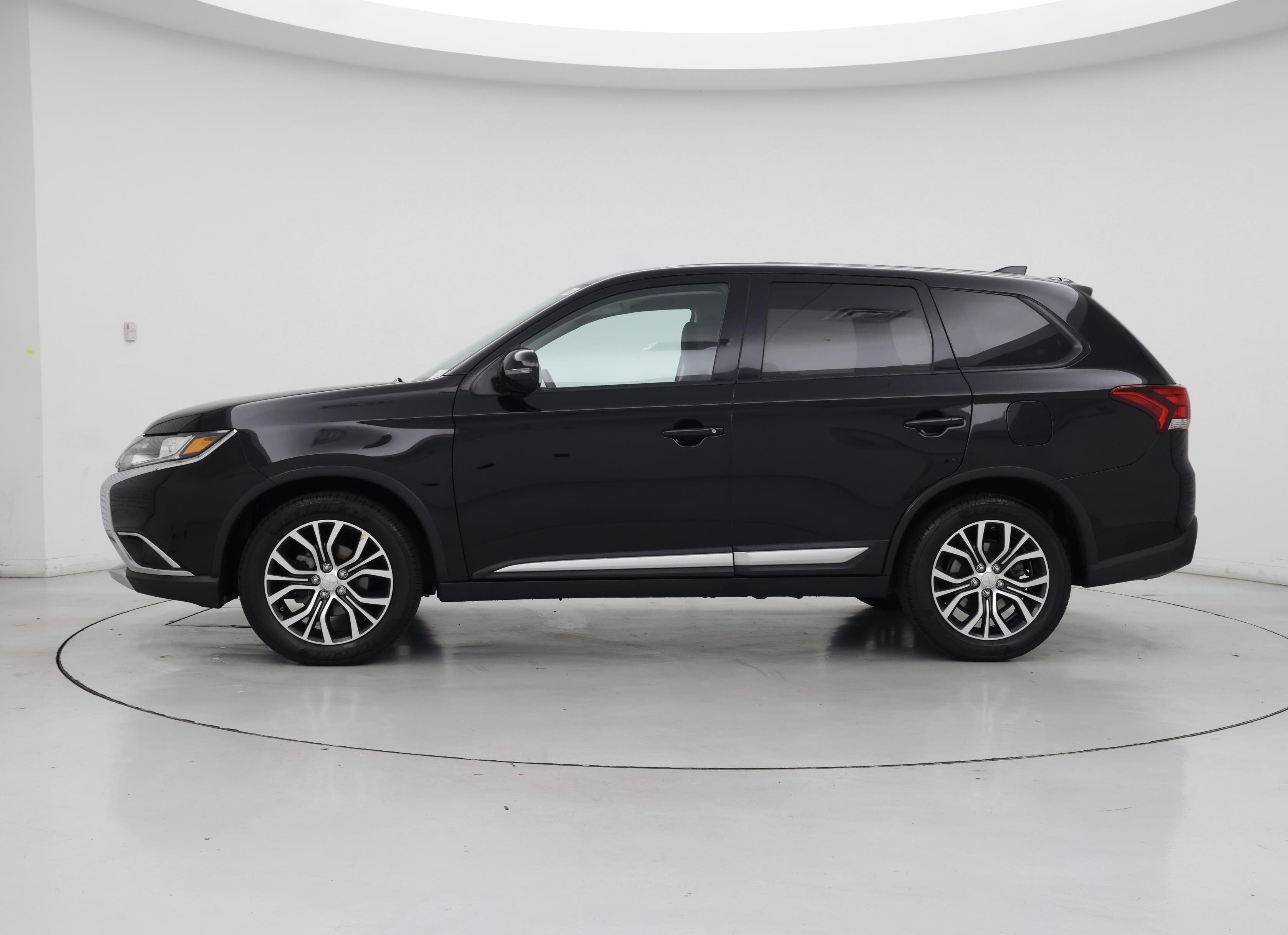 Thumbnail: 2017 Mitsubishi Outlander - 3