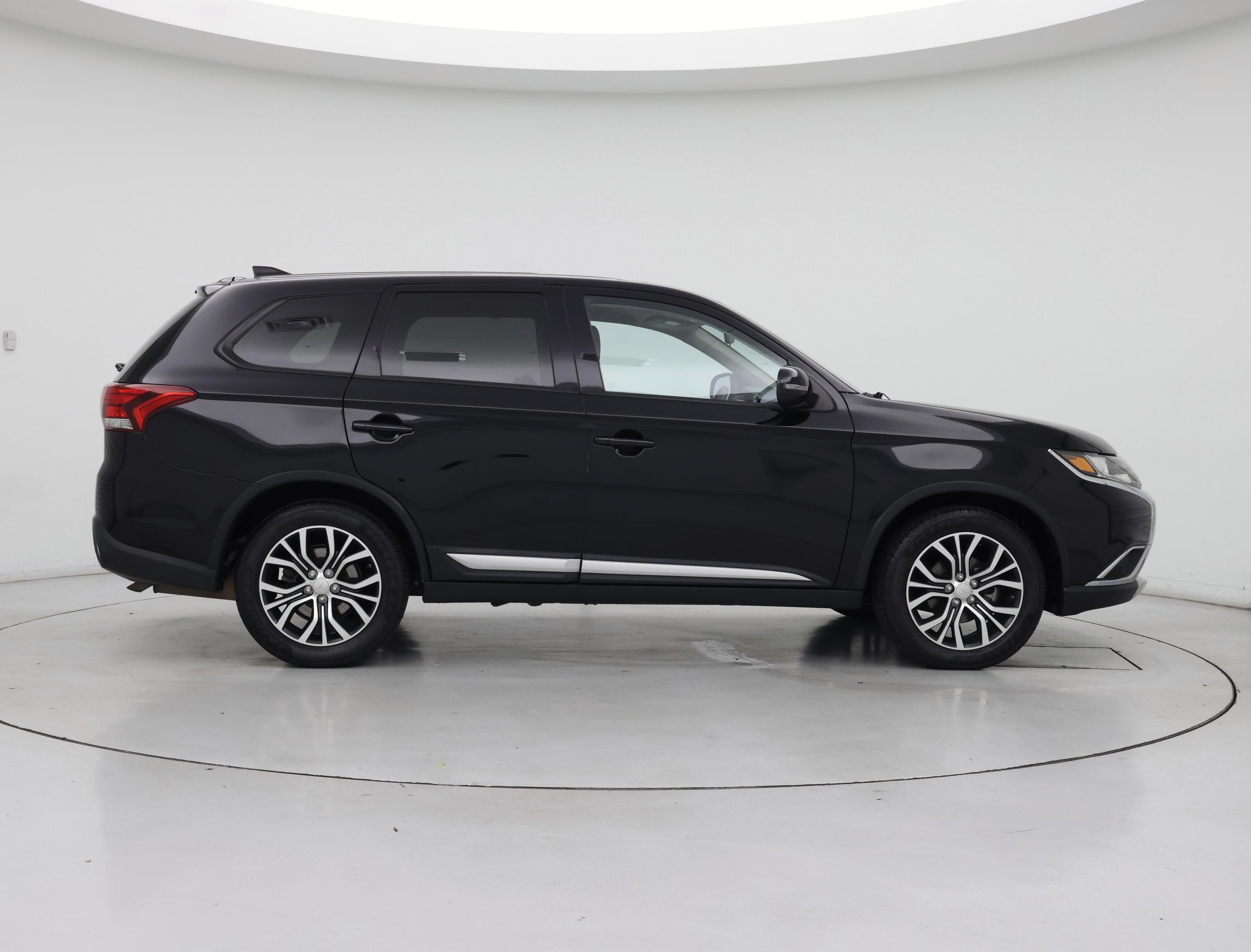 Thumbnail: 2017 Mitsubishi Outlander - 7
