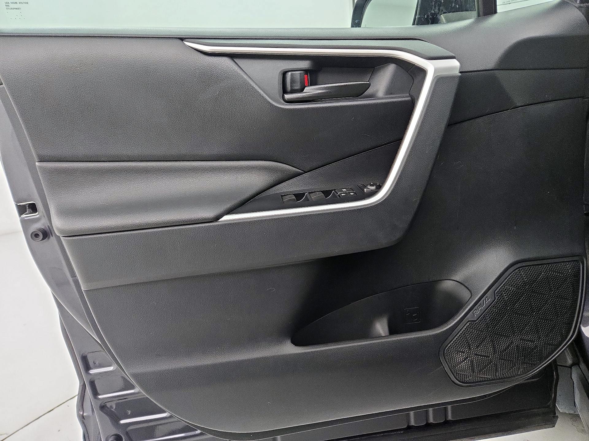 Thumbnail: 2019 Toyota RAV4 - 12