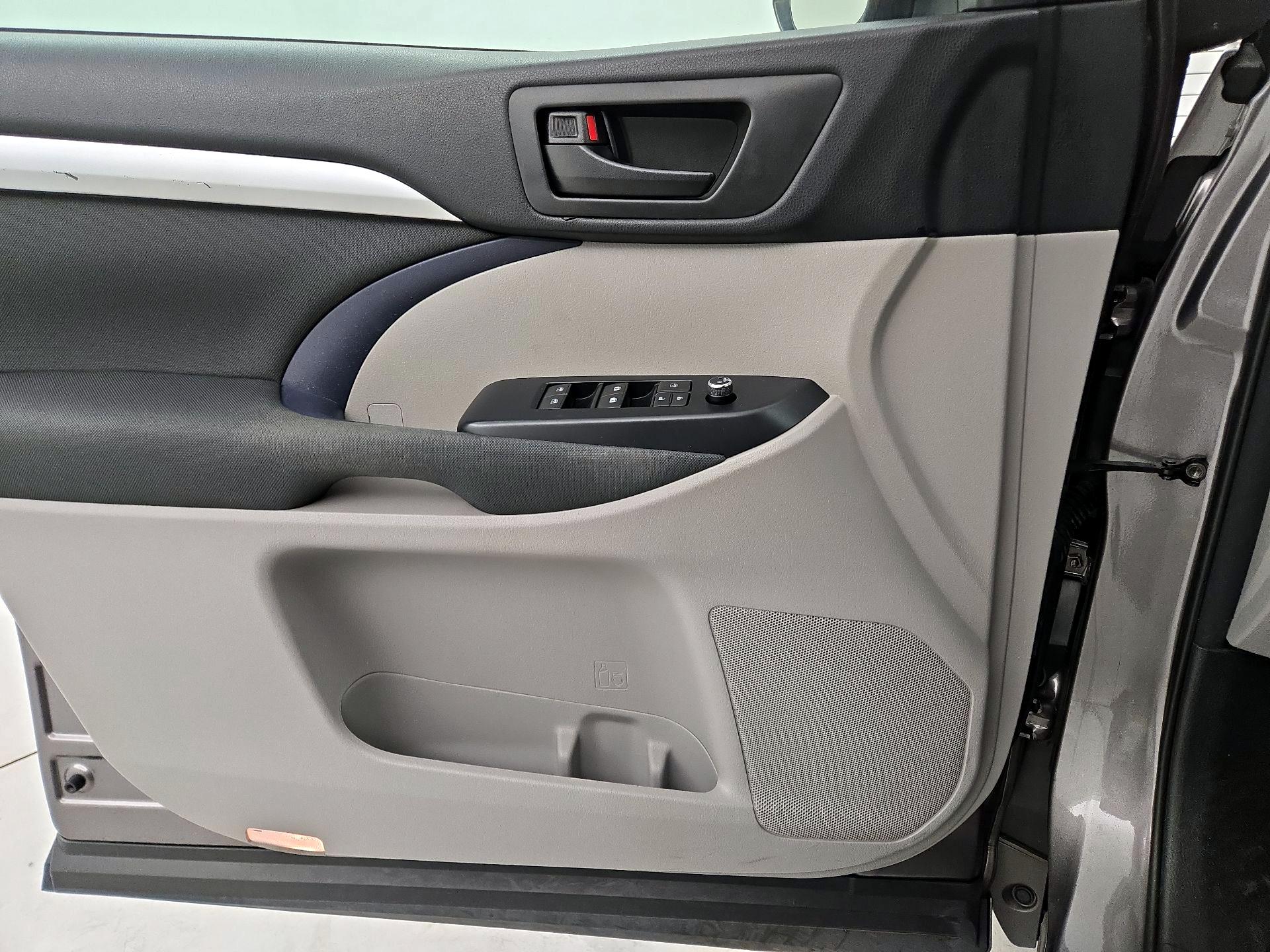 Thumbnail: 2016 Toyota Highlander - 10