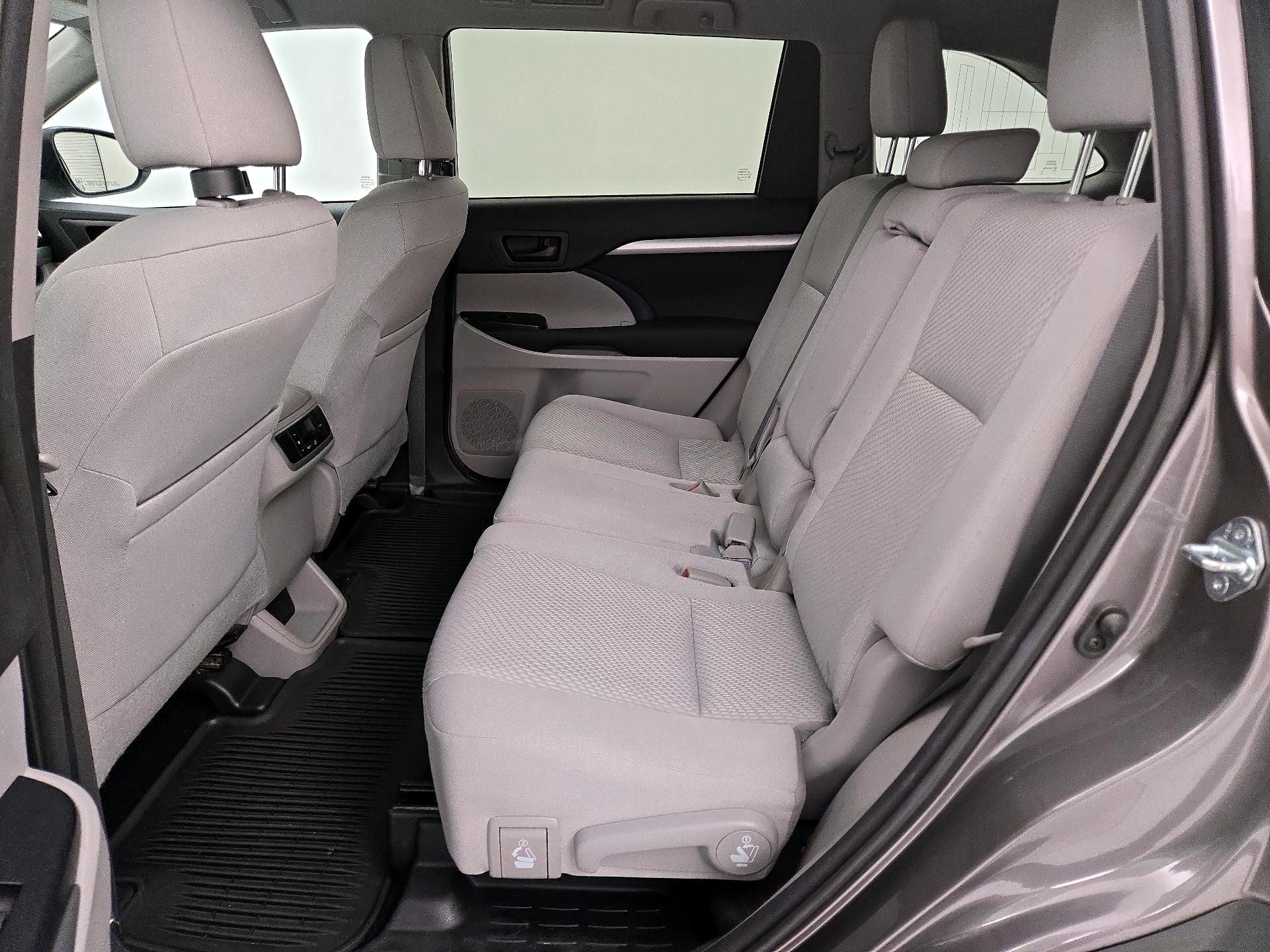 Thumbnail: 2016 Toyota Highlander - 16