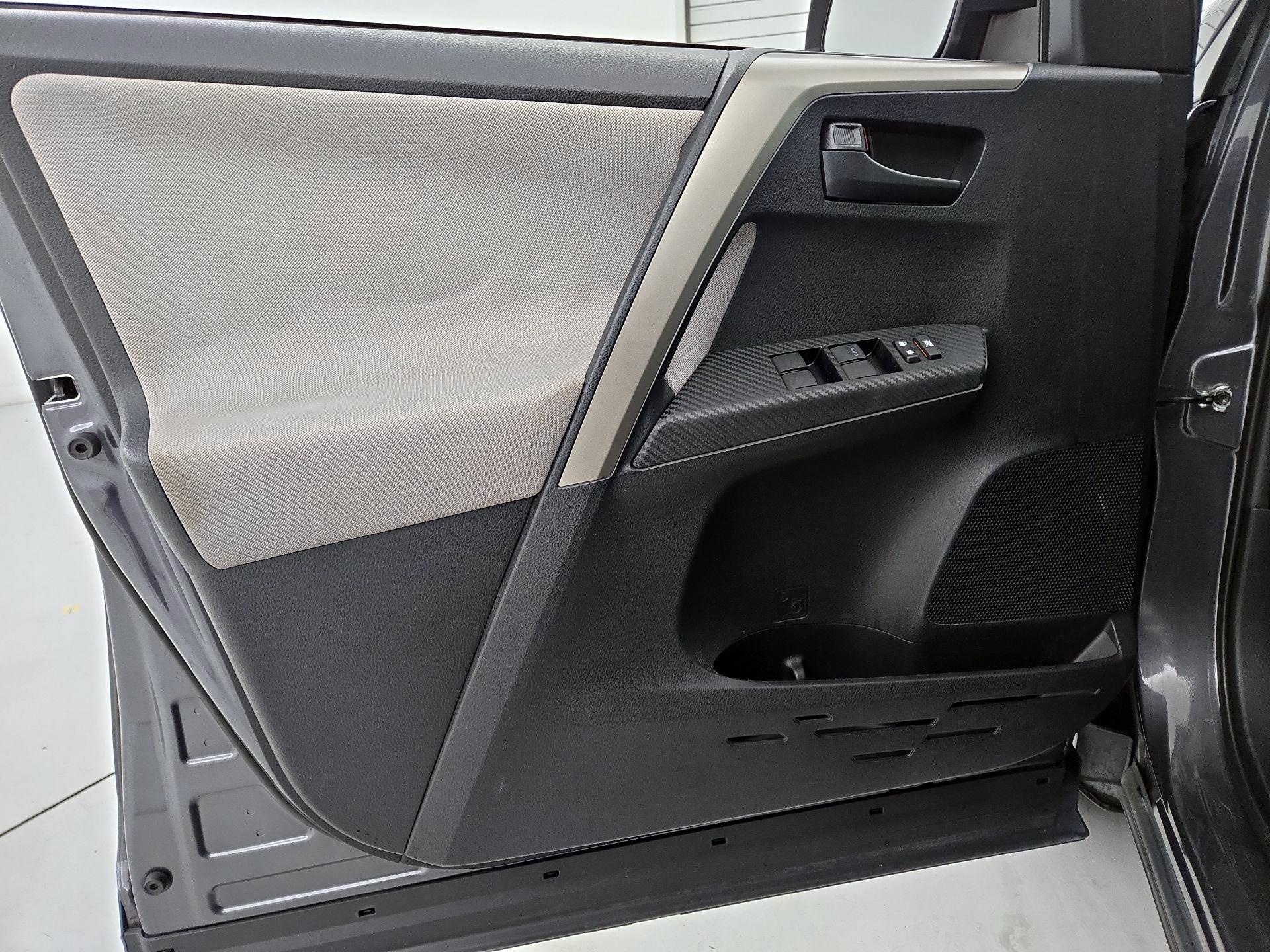 Thumbnail: 2015 Toyota RAV4 - 10