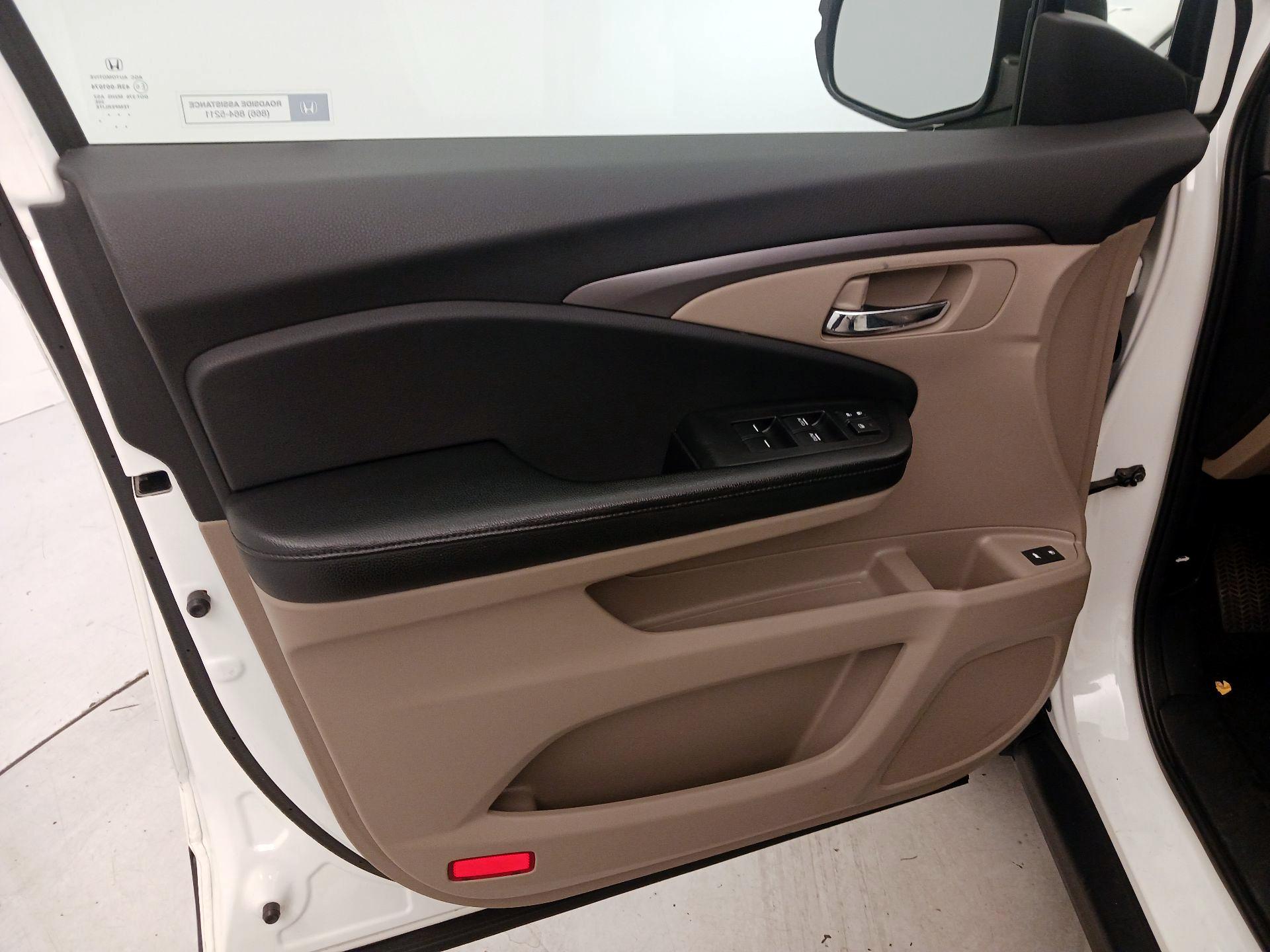 Thumbnail: 2017 Honda Pilot - 12