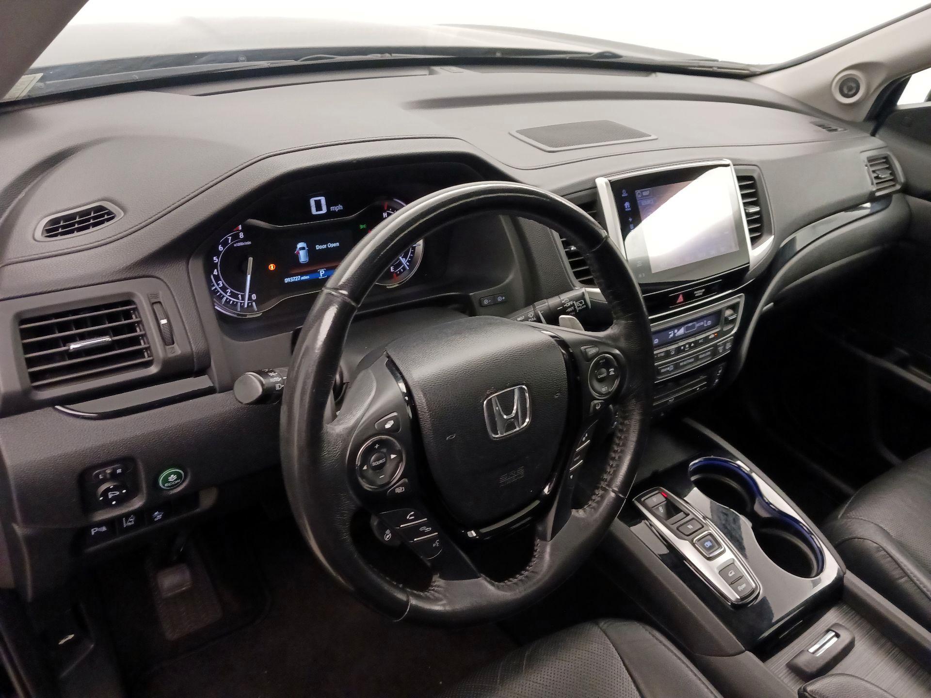Thumbnail: 2017 Honda Pilot - 9