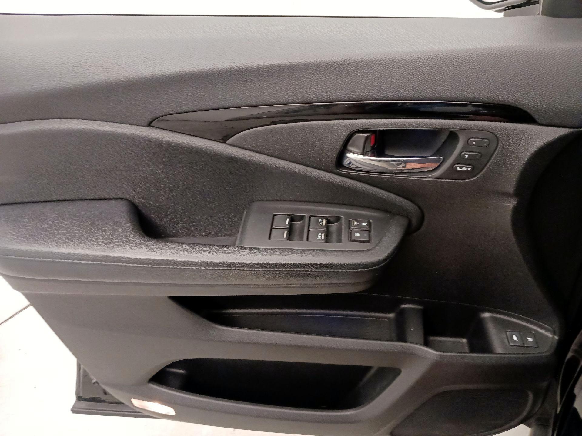 Thumbnail: 2017 Honda Pilot - 12