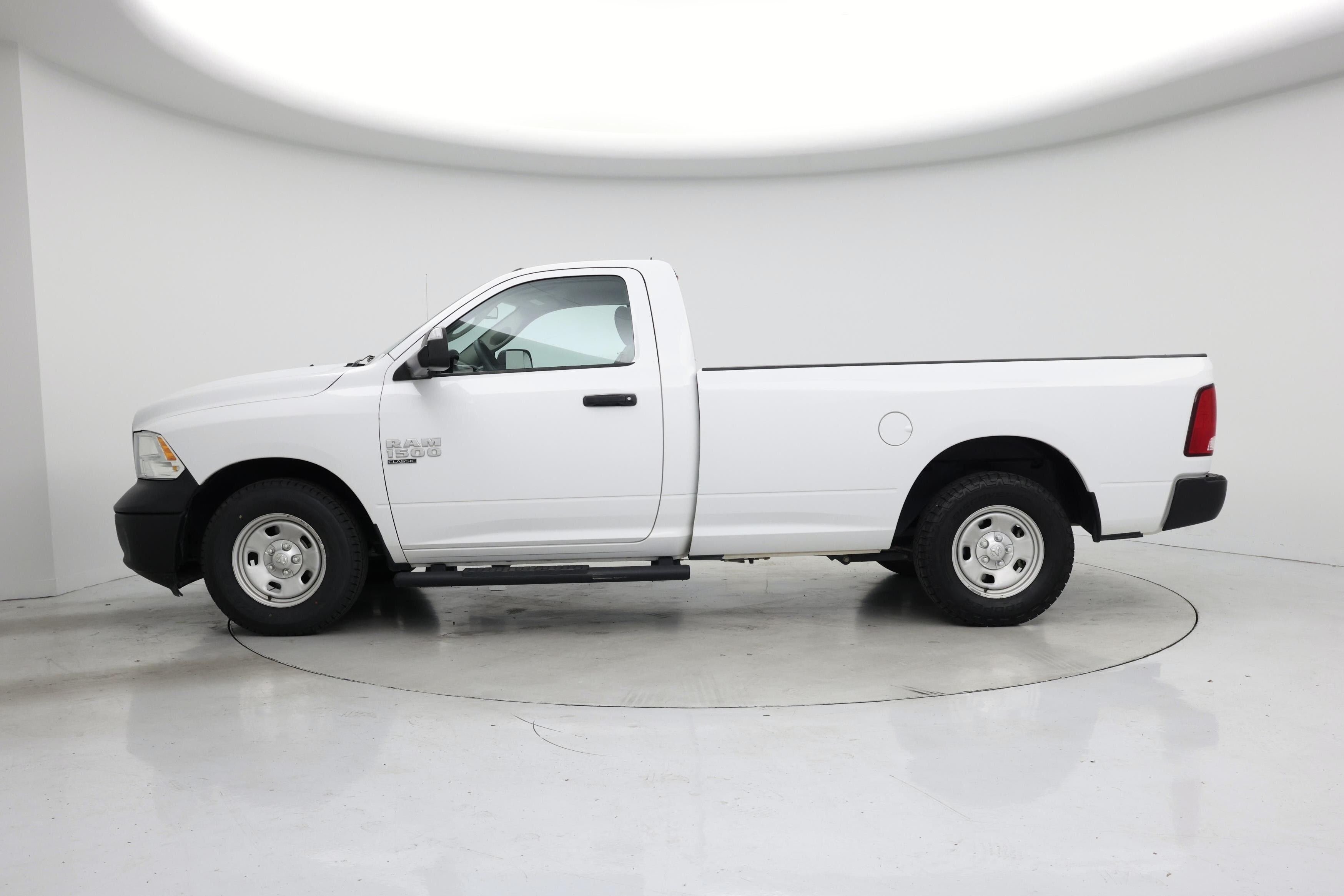 Thumbnail: 2019 RAM 1500 Classic - 3