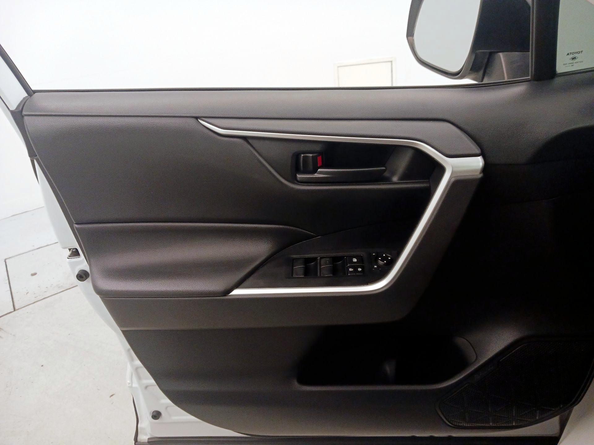 Thumbnail: 2019 Toyota RAV4 - 12