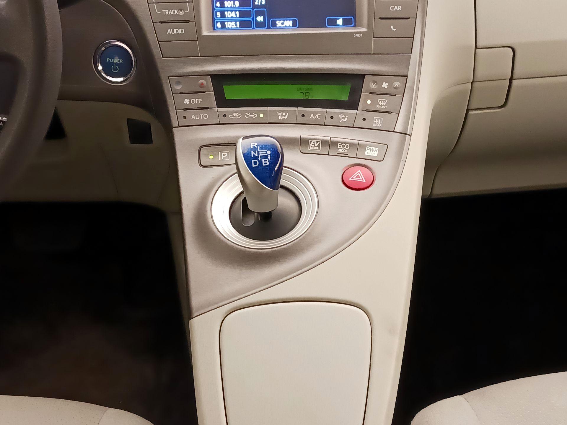 Thumbnail: 2015 Toyota Prius - 17