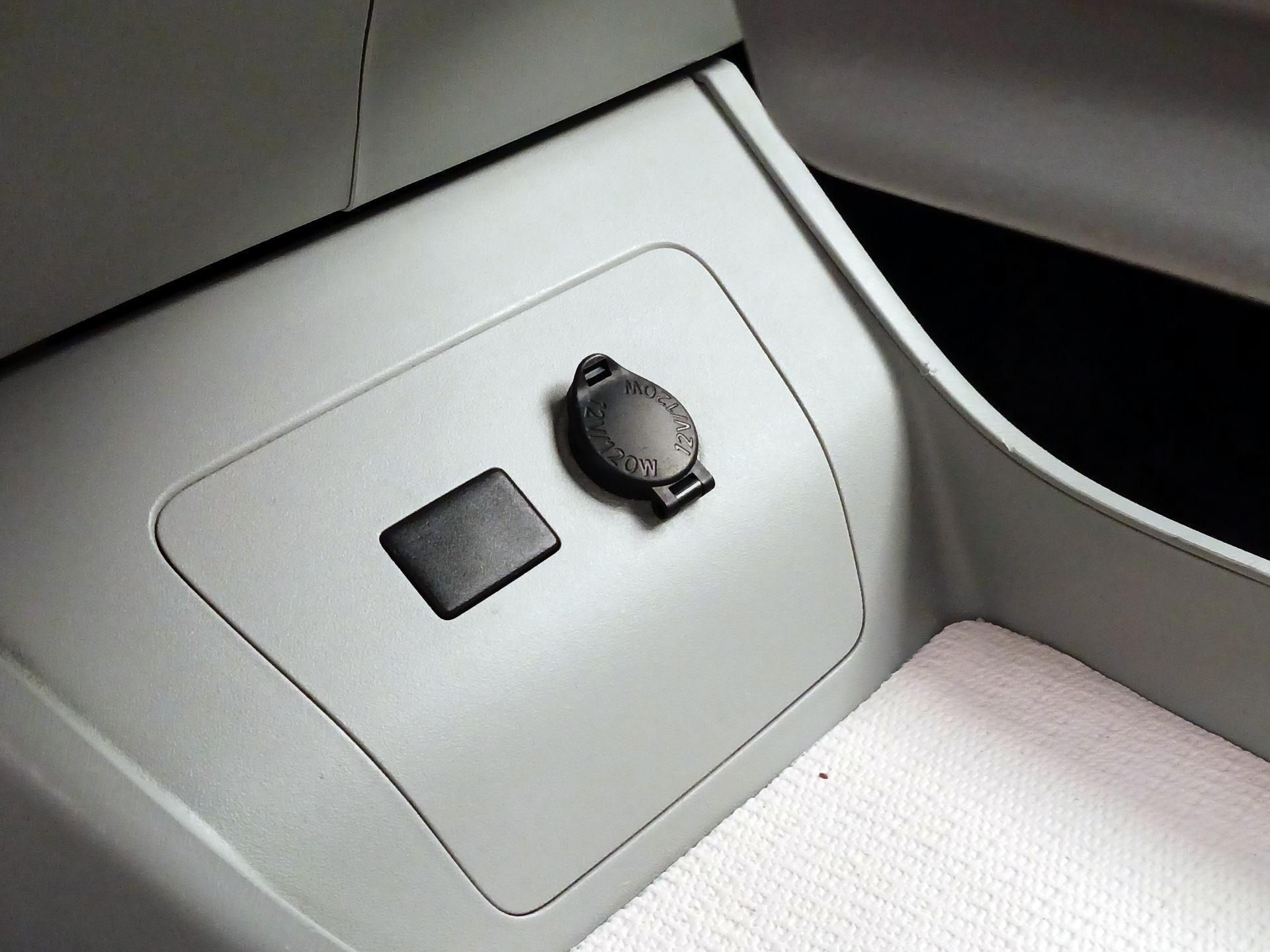 Thumbnail: 2015 Toyota Prius - 18