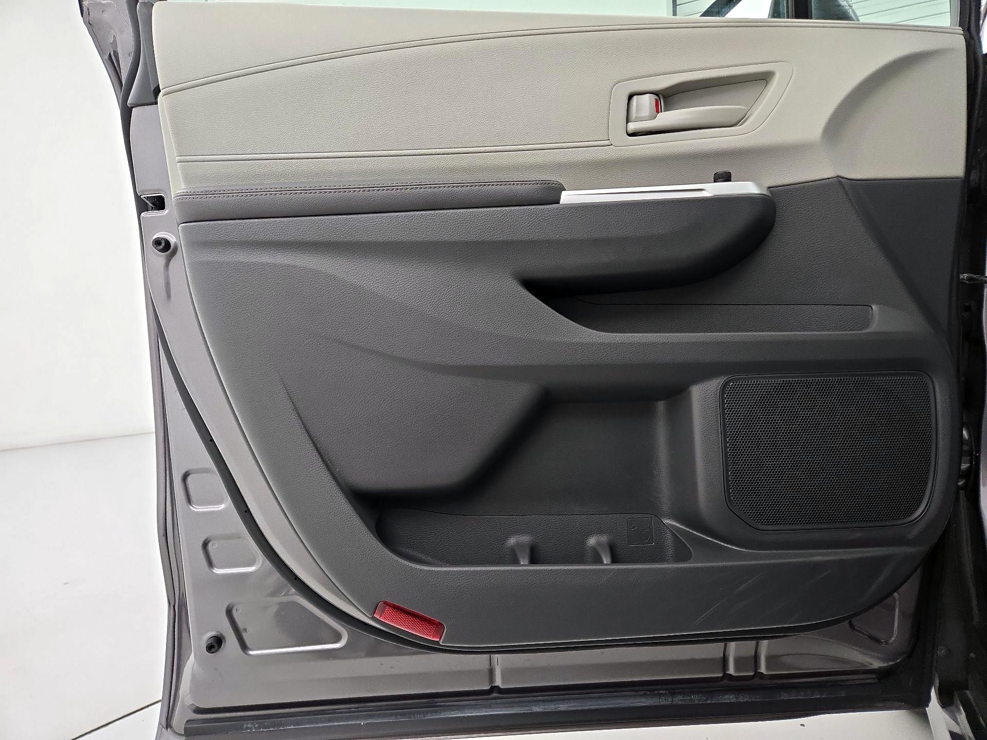 Thumbnail: 2021 Toyota Sienna - 10