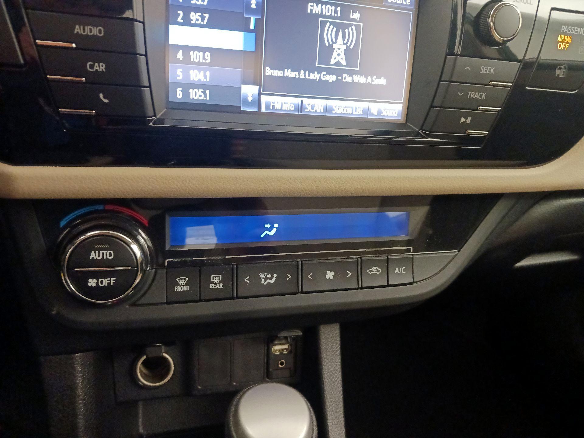 Thumbnail: 2014 Toyota Corolla - 16