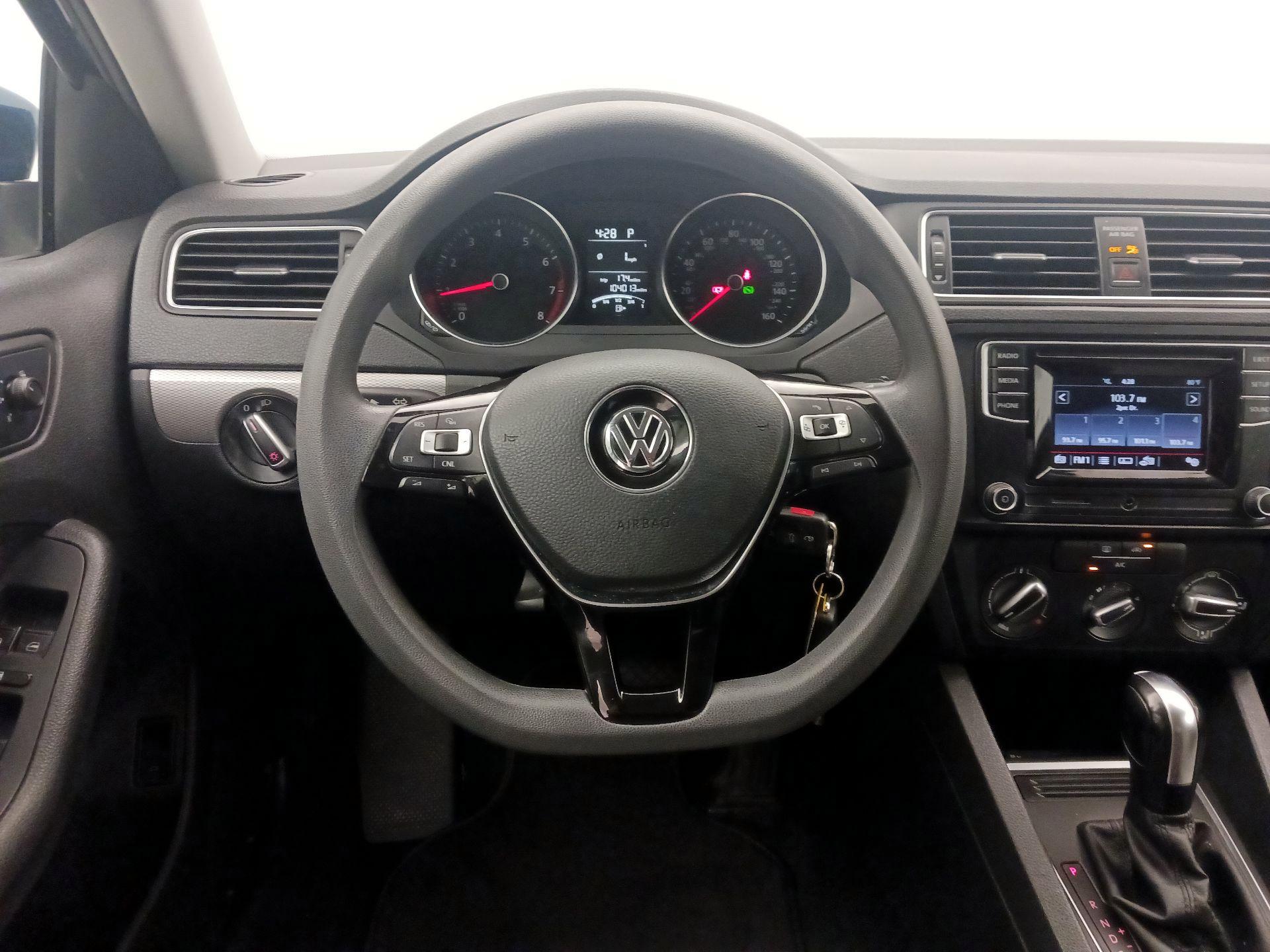 Thumbnail: 2017 Volkswagen Jetta - 10