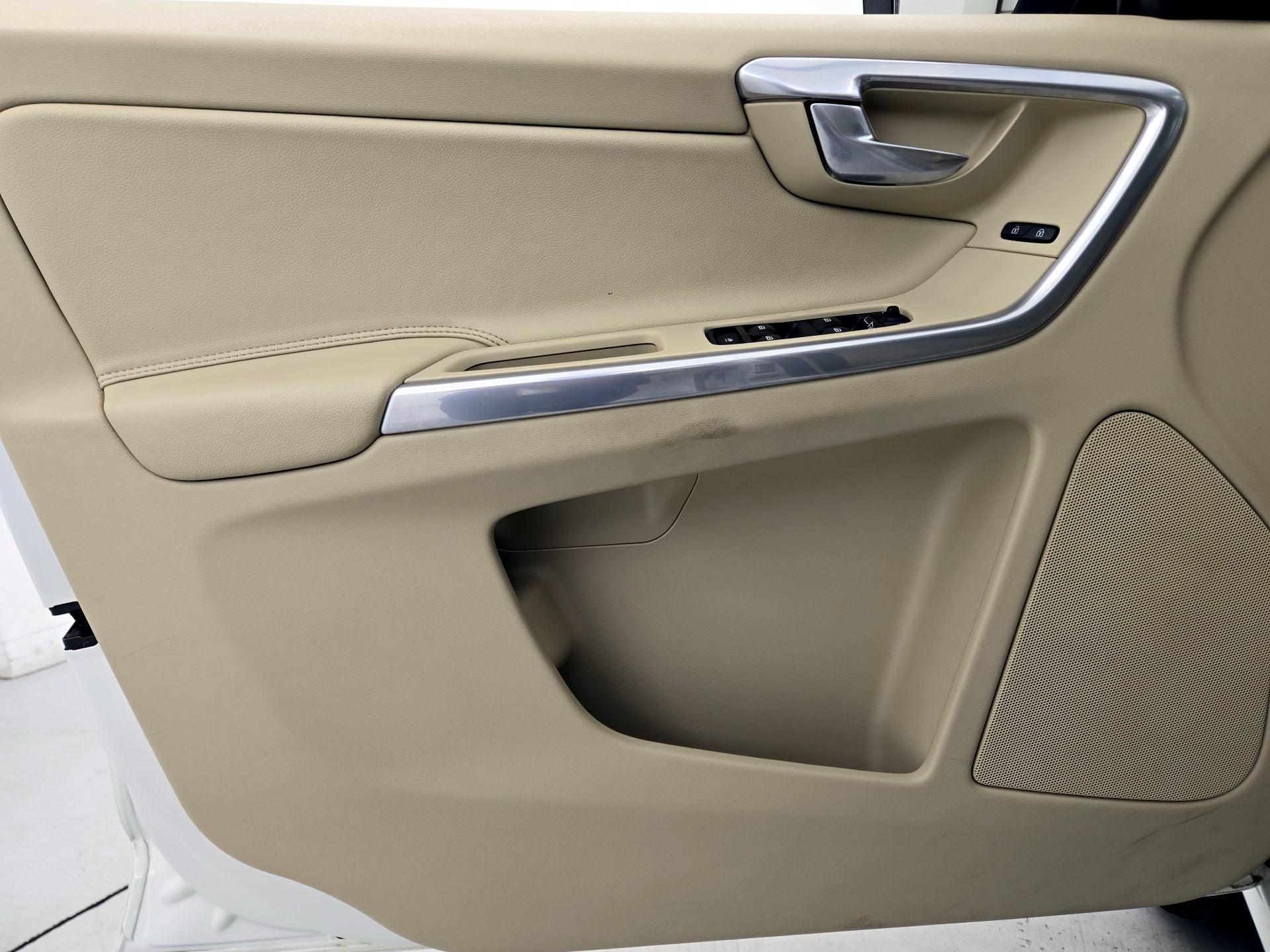 Thumbnail: 2016 Volvo XC60 - 12