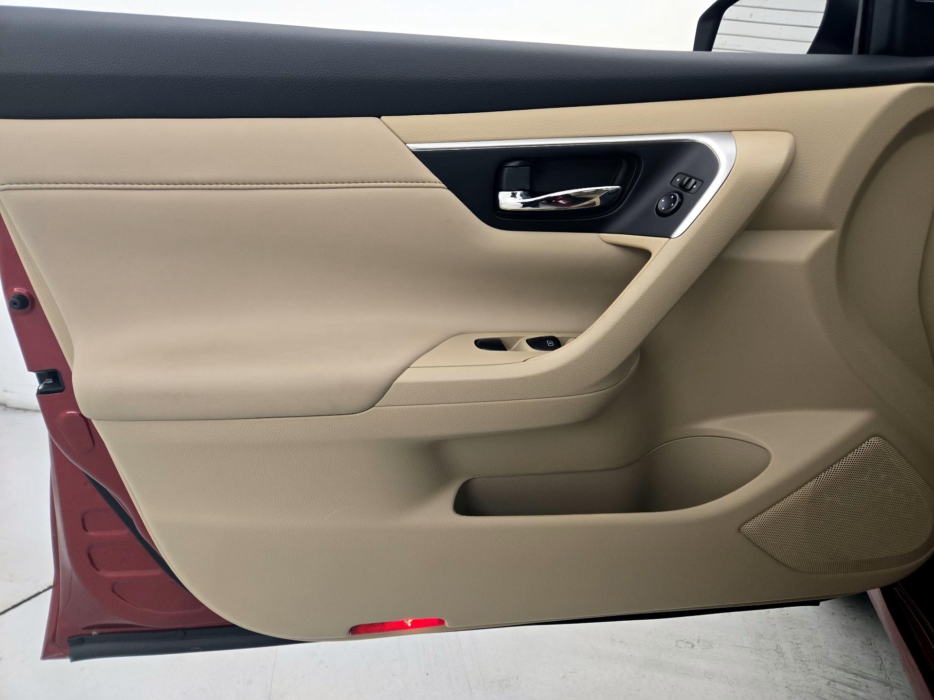 Thumbnail: 2016 Nissan Altima - 12