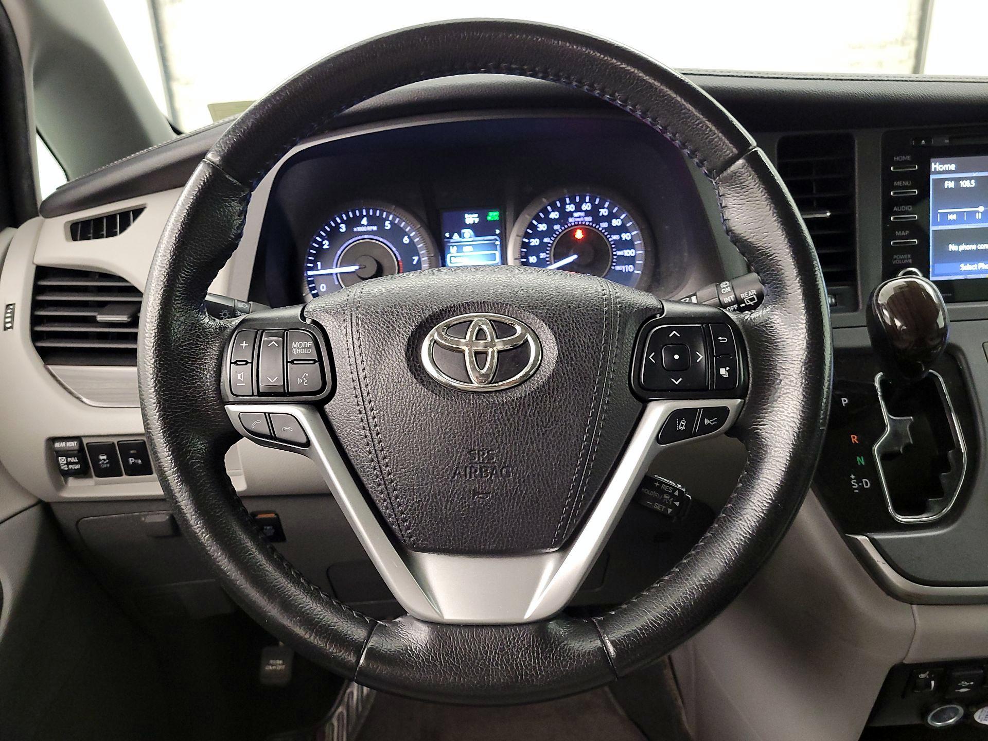Thumbnail: 2020 Toyota Sienna - 10