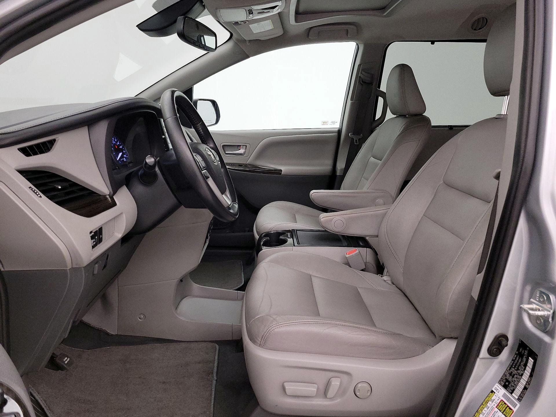 Thumbnail: 2020 Toyota Sienna - 11