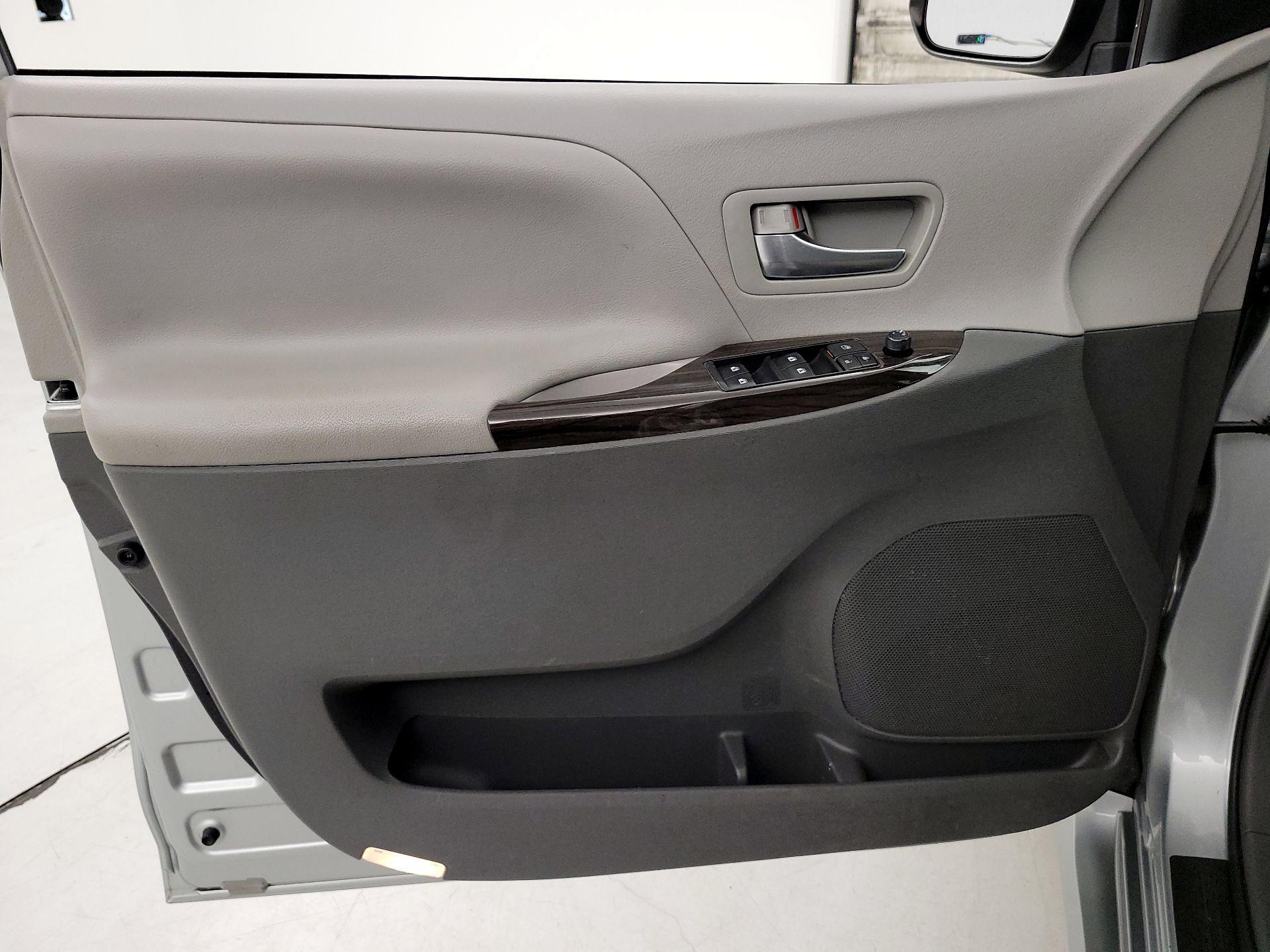 Thumbnail: 2020 Toyota Sienna - 12